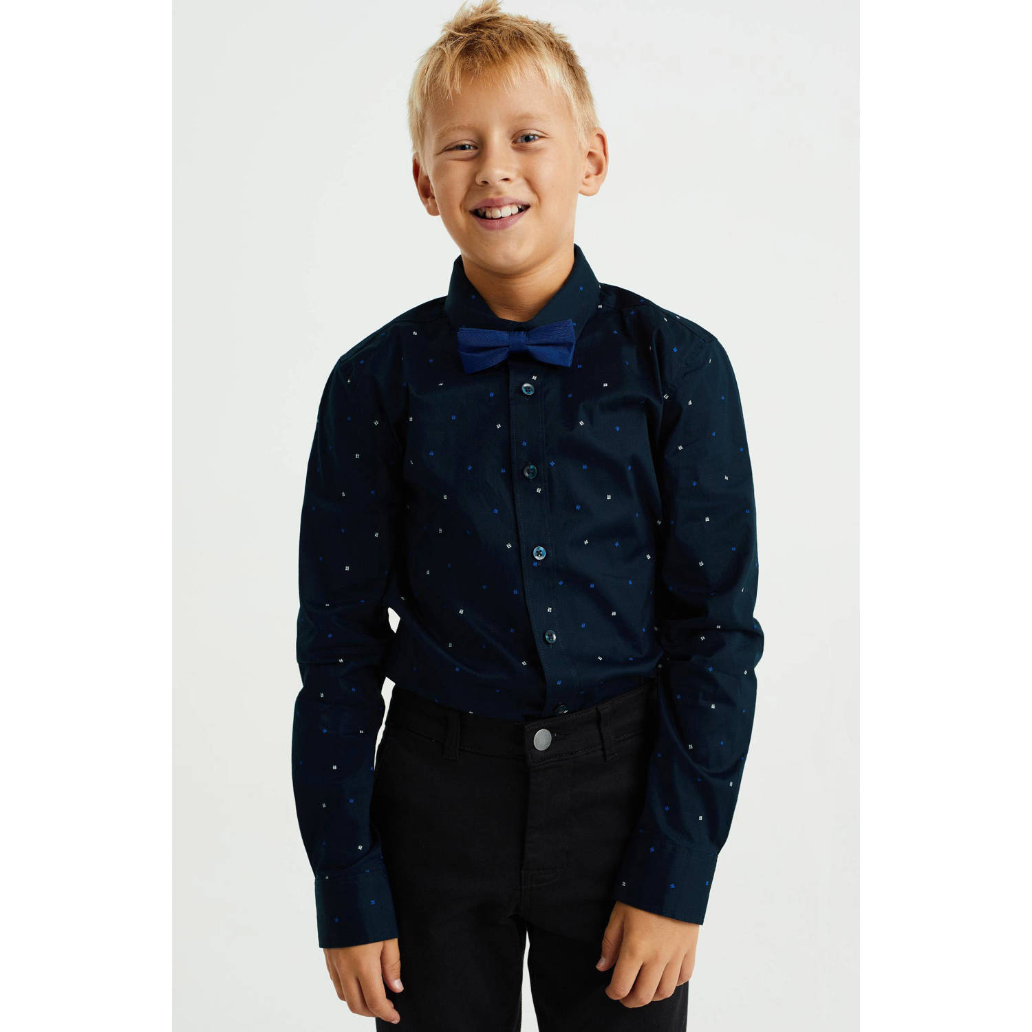 WE Fashion overhemd met vlinderstrik diep donkerblauw Jongens Stretchdenim Klassieke kraag 110 116