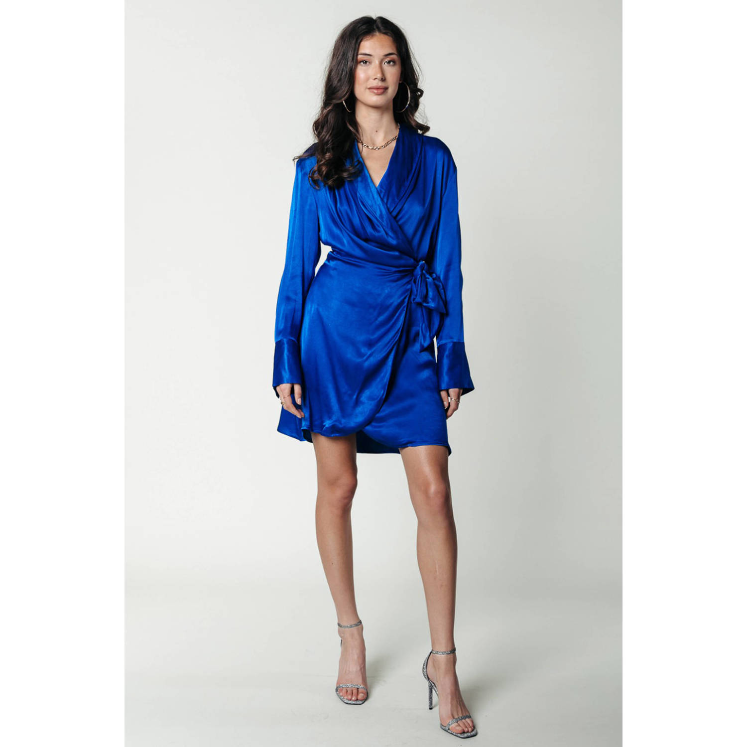 Colourful Rebel satijnen wikkeljurk Dorin met plooien donkerblauw