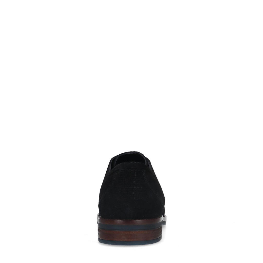 Suddenly Everyone Cool Girl Is Wearing Brown Trainers