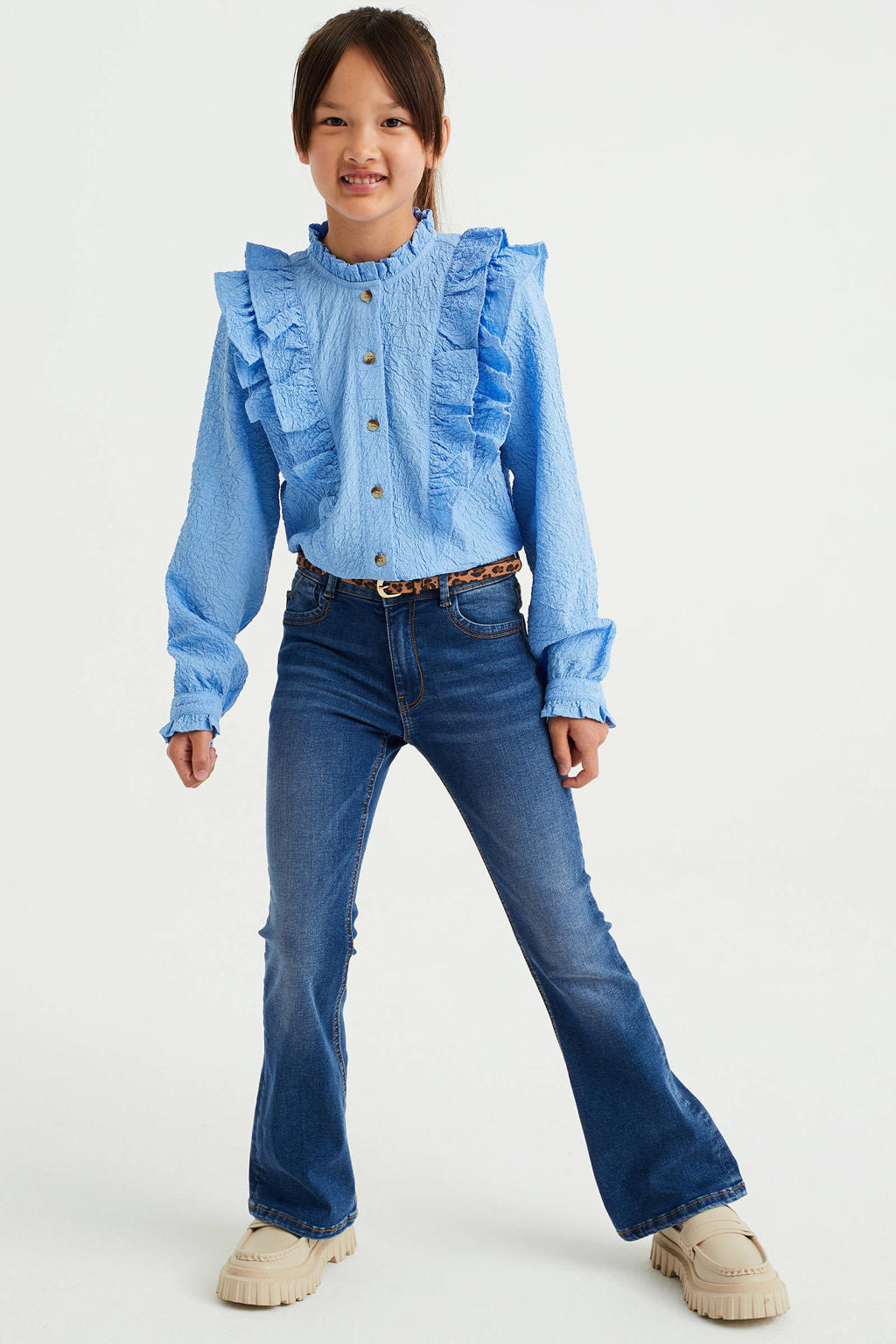 Dark blue denim meisjes WE Fashion flared jeans van stretchdenim met regular waist en rits- en knoopsluiting