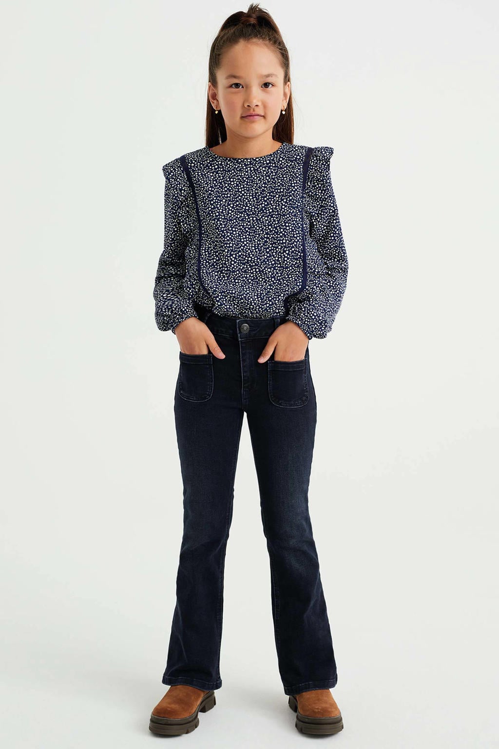 Dark blue denim meisjes WE Fashion Blue Ridge flared jeans van stretchdenim met regular waist, rits- en knoopsluiting en effen