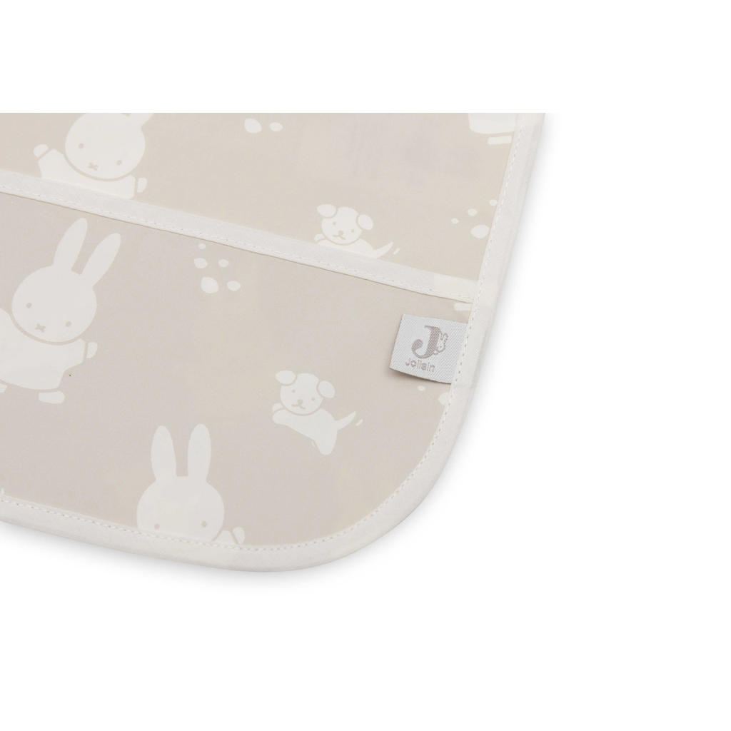 Jollein Slab Waterproof Met Mouw Nijntje Miffy & Snuffy Nougat 8717329378858 1 831x1200 Jollein Slab Waterproof Met Mouw Nijntje Miffy & Snuffy Nougat 8717329378858 1 831x1200
