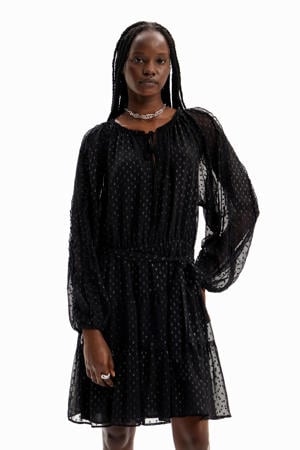 semi-transparante jurk met ceintuur zwart