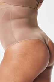 thumbnail: SPANXshape™ Invisible high waist medium corrigerende string donkerbeige