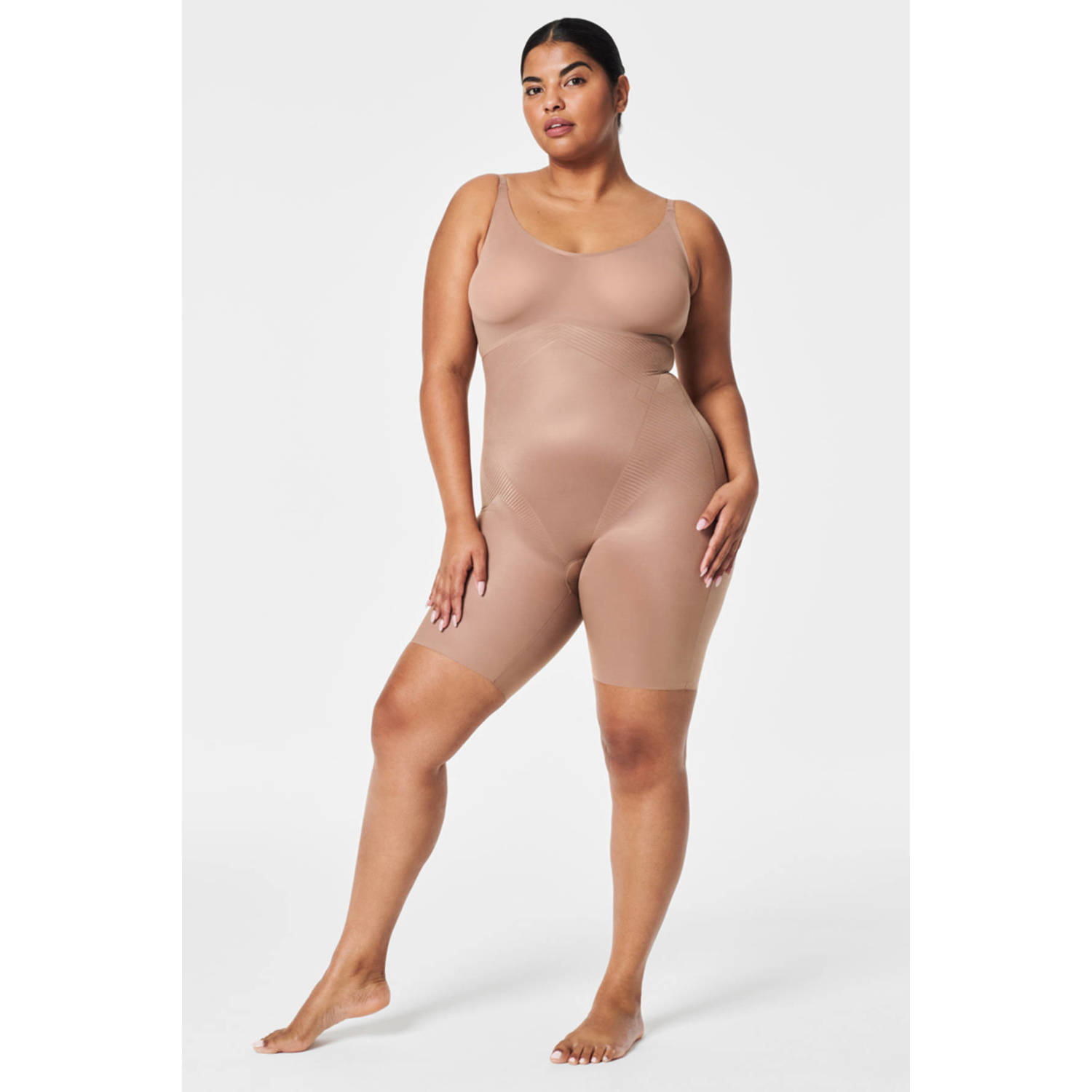 SPANX Thinstincts 2.0 medium corrigerende Closed-Bust Mid-Thigh bodysuit donkerbeige