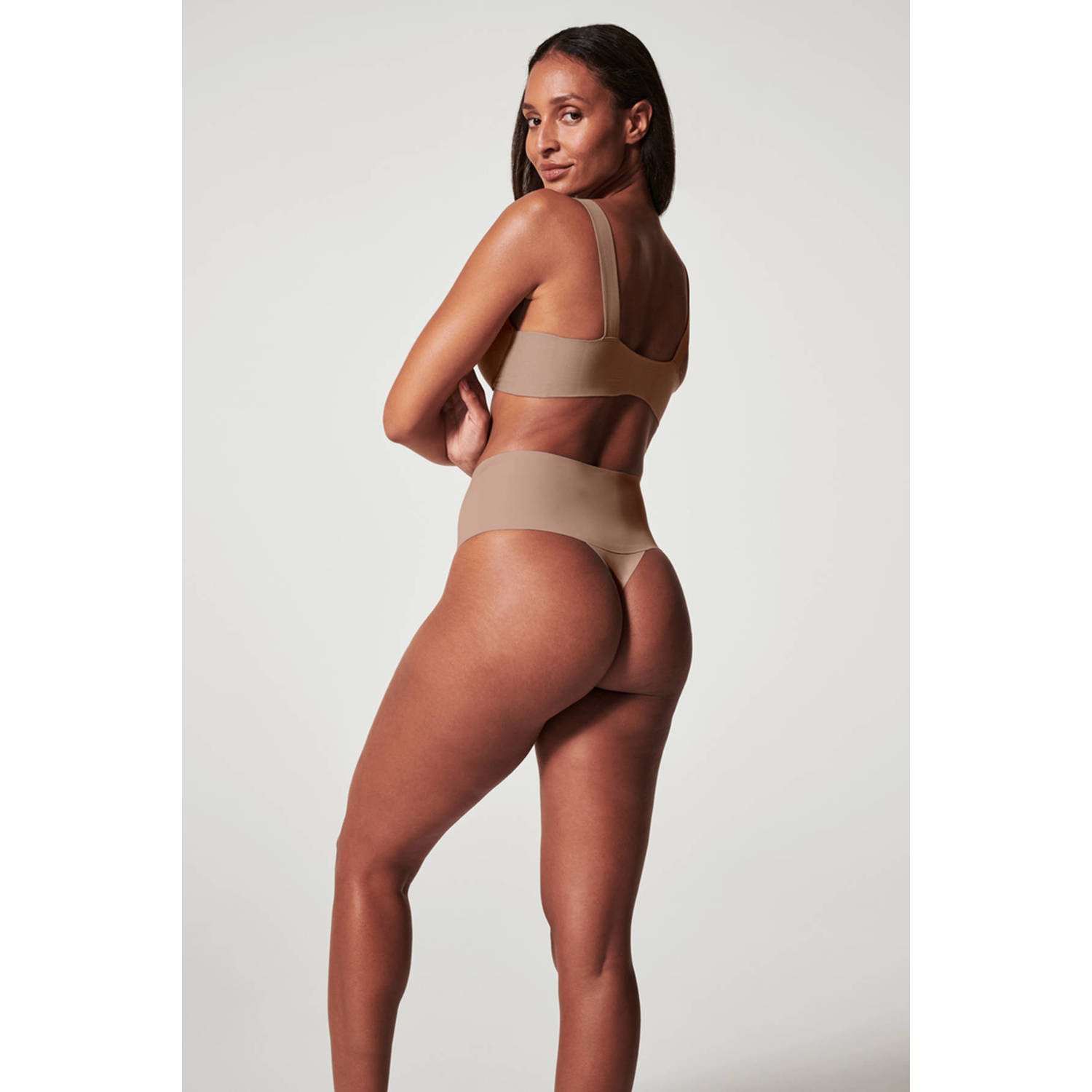 SPANX Undie-tectable licht corrigerende string donkerbeige