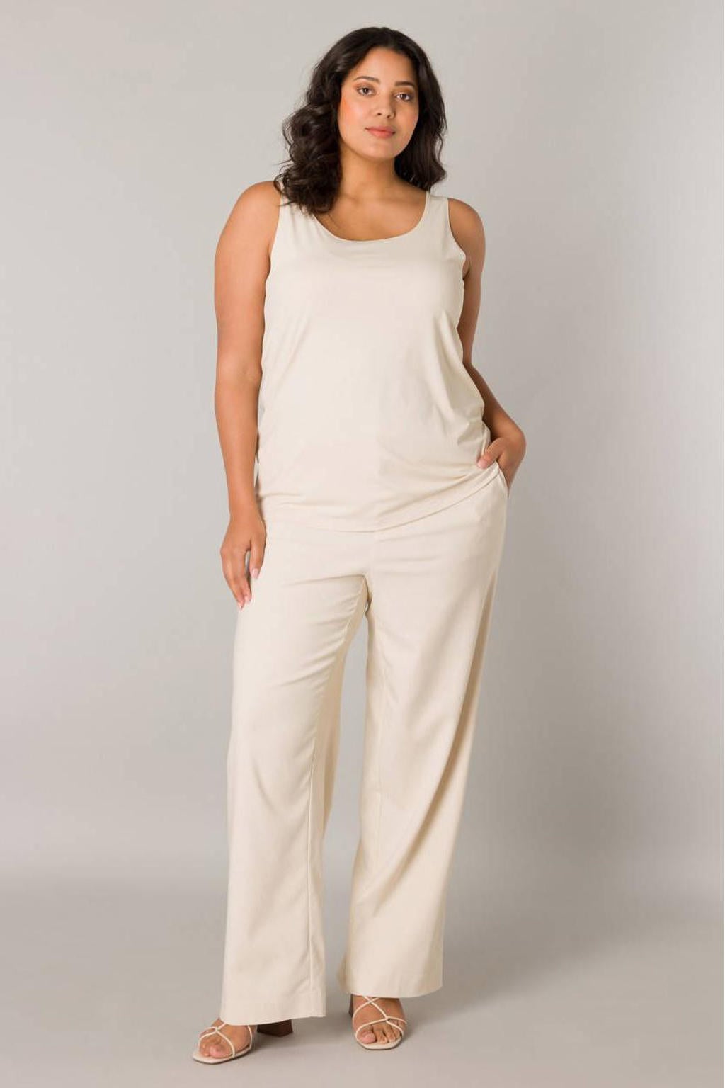 Beige dames Base Level Curvy top Yanne travelstof met effen, lange mouwen en ronde hals