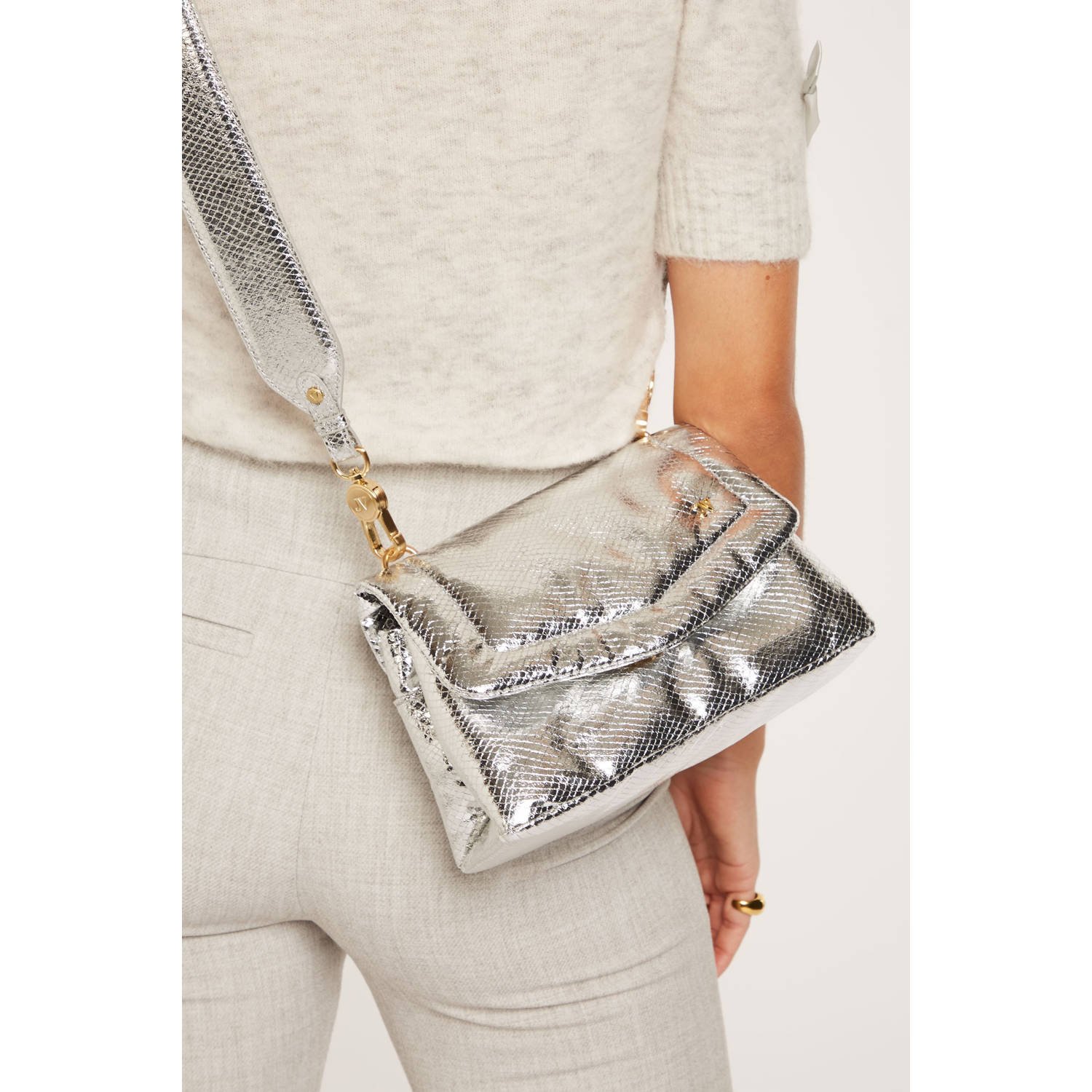 JOSH V metallic crossbody tas Nona zilverkleurig