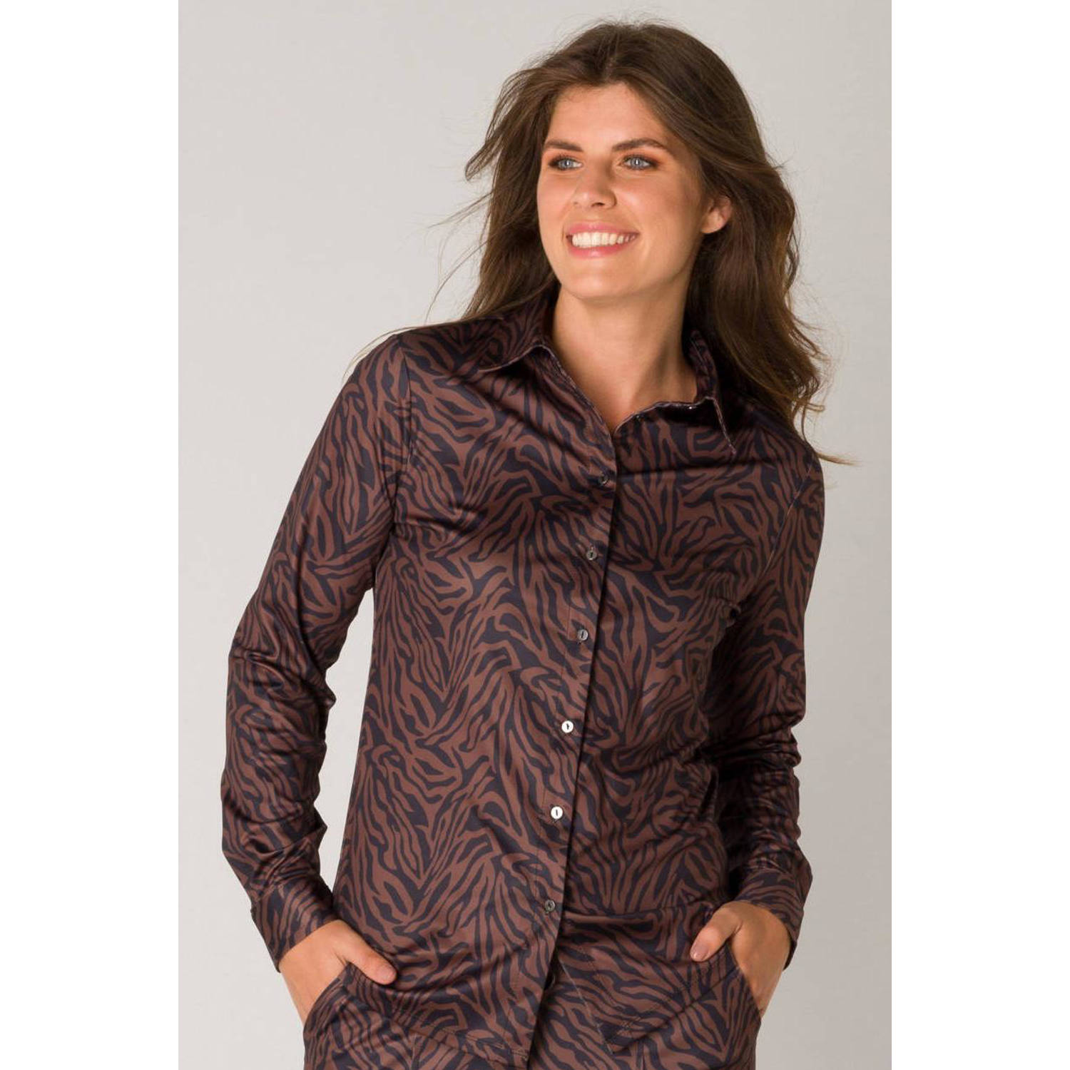 ES&SY blouse van travelstof met zebraprint bruin zwart