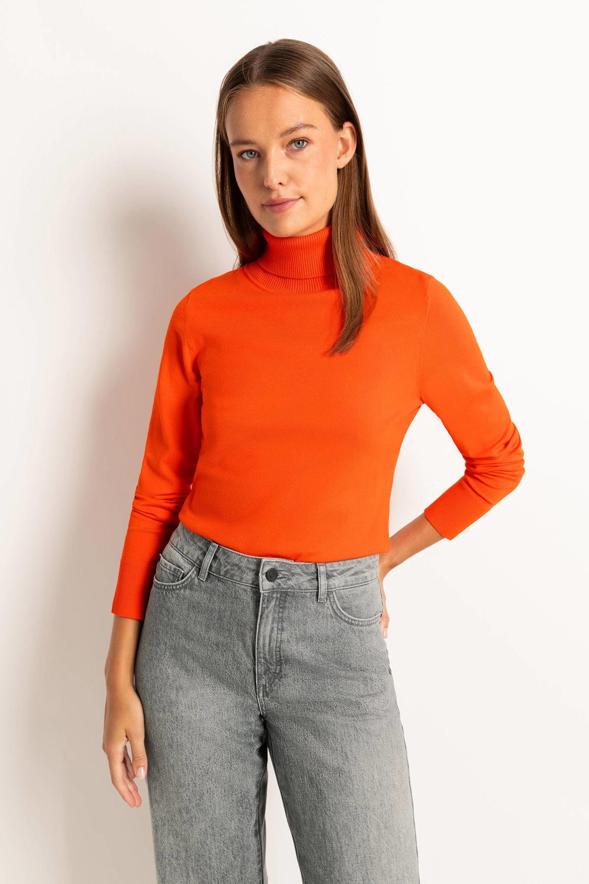 Claudia Sträter fijngebreide coltrui oranjerood wehkamp