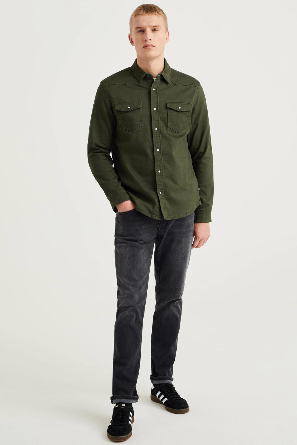 Olijfgroene heren WE Fashion slim fit overhemd van stretchdenim met lange mouwen, klassieke kraag en drukknoopsluiting