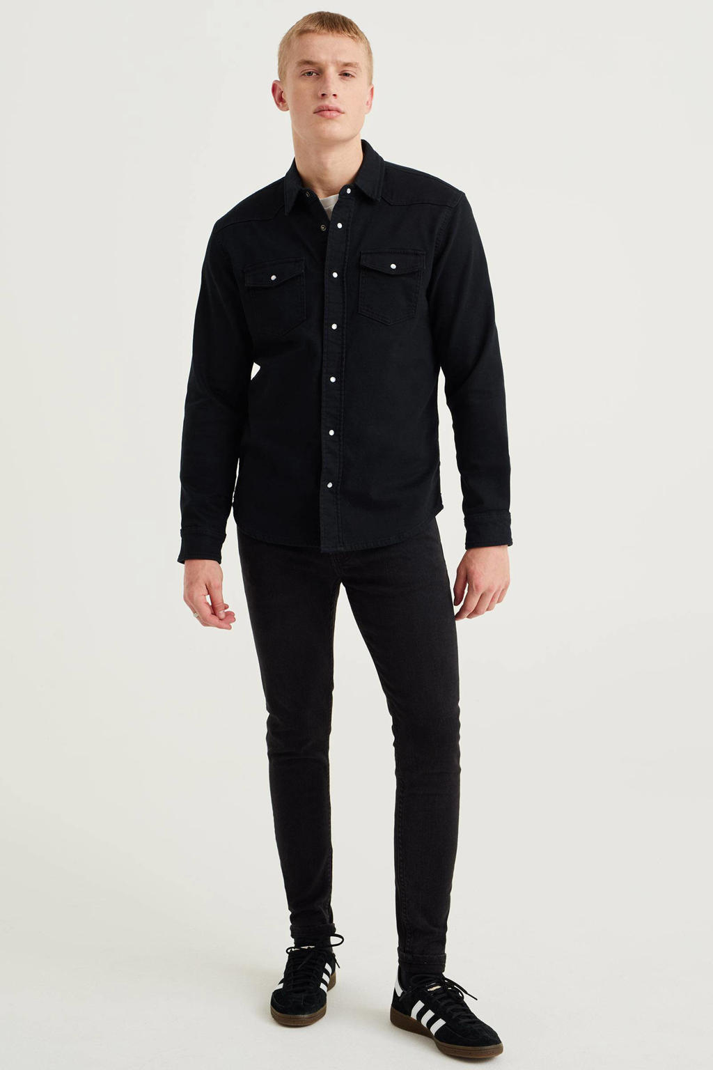 Zwarte heren WE Fashion slim fit overhemd van stretchdenim met lange mouwen, klassieke kraag en drukknoopsluiting