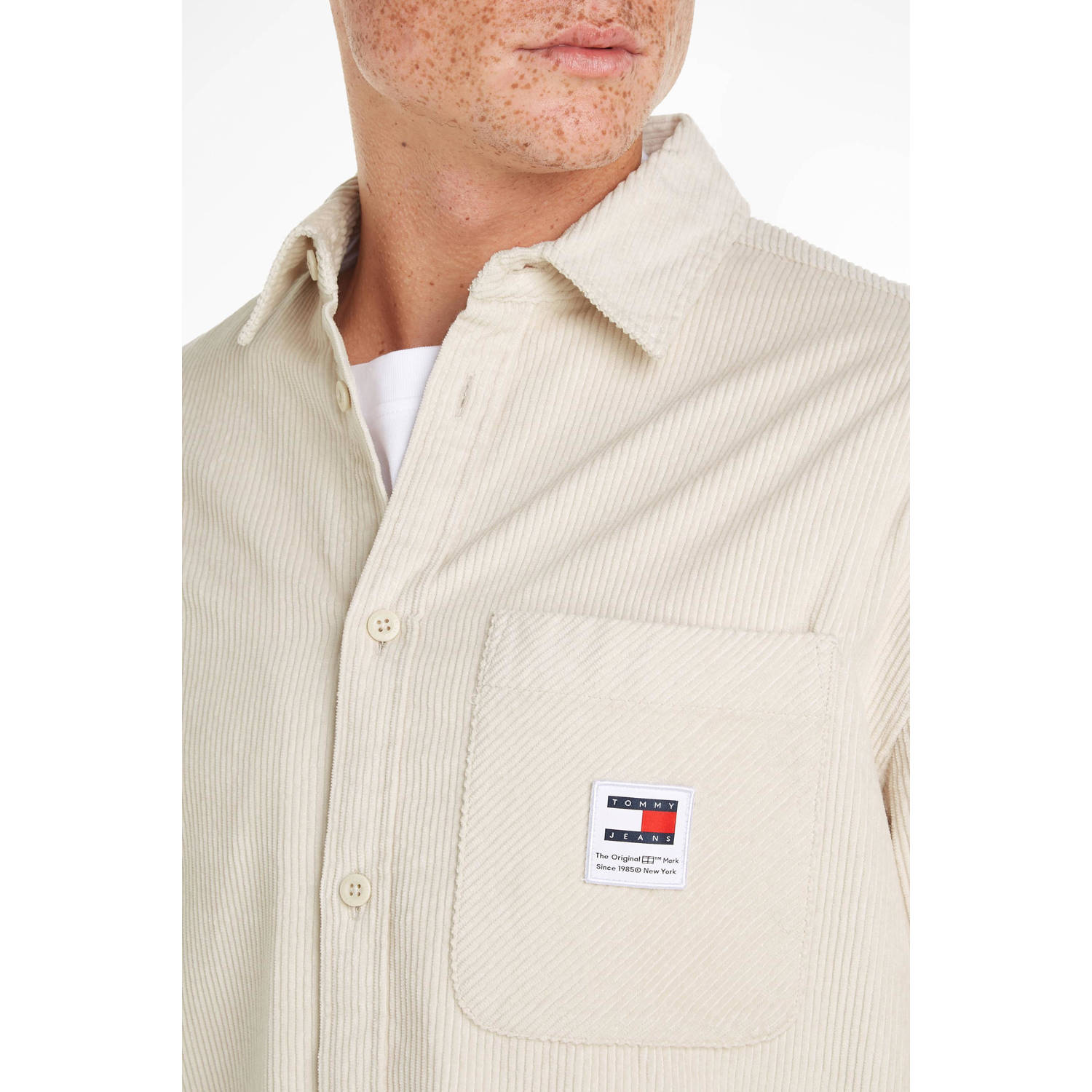Tommy Jeans corduroy regular fit overshirt met logo beige