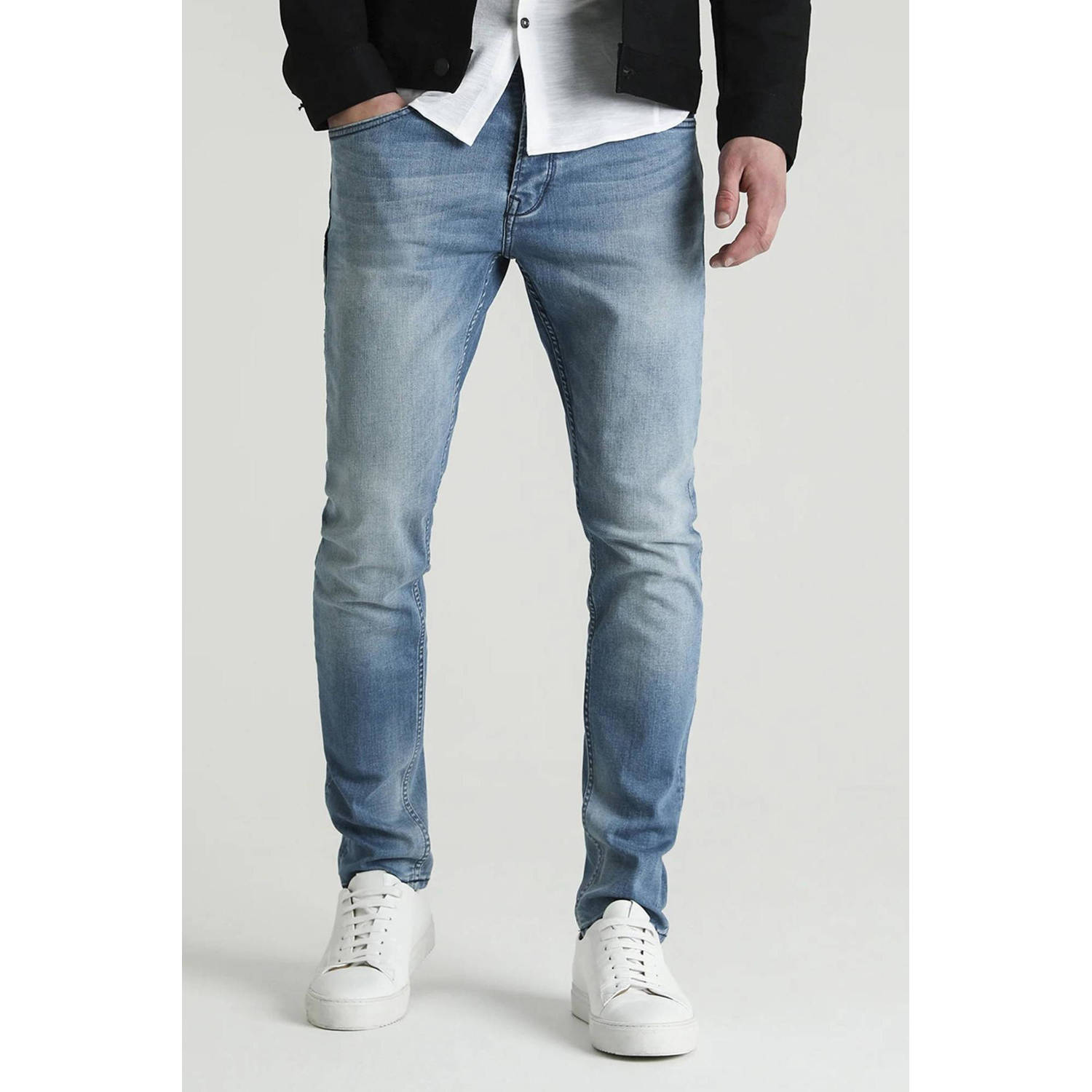 CHASIN' tapered fit jeans Crown Barkis mid blue