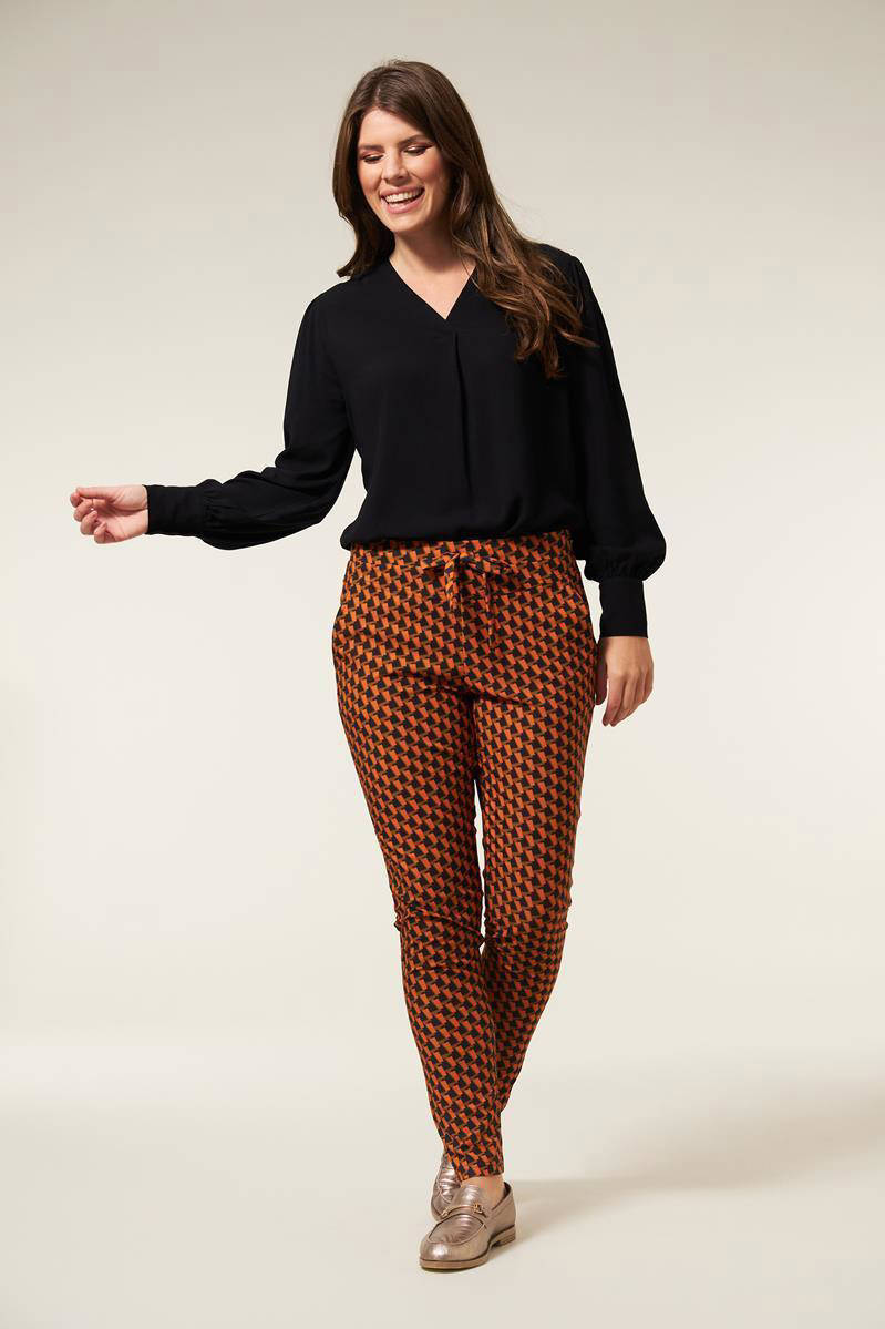 slim fit broek Juul van travelstof met all over print bruin oranje