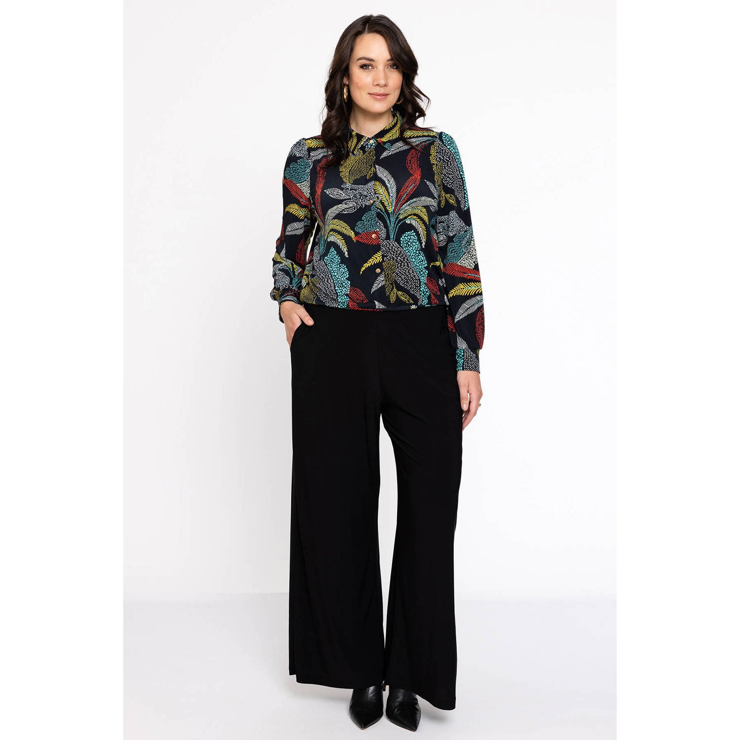 YOEK blouse DOLCE van travelstof met all over print zwart geel rood