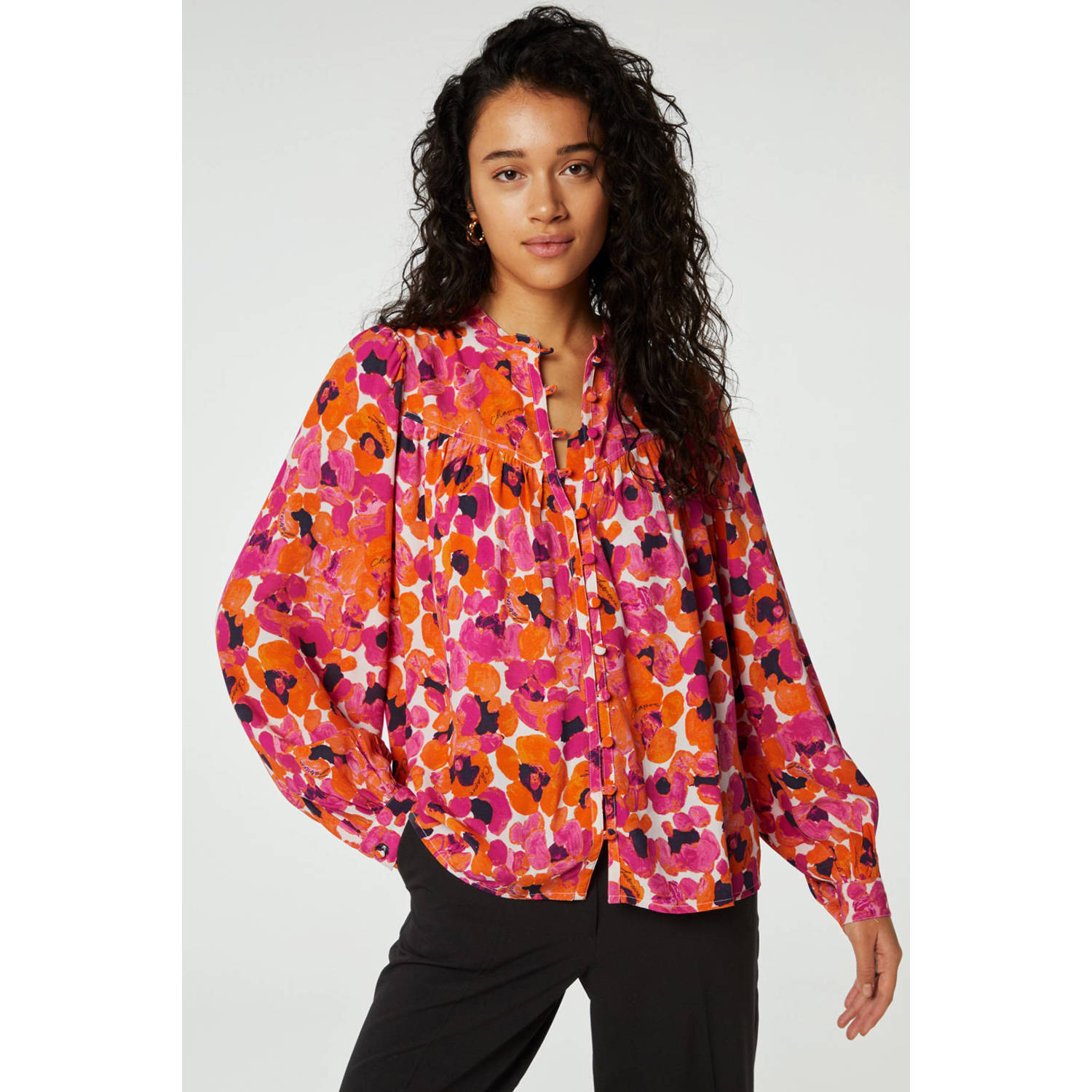 Fabienne Chapot gebloemde blouse roze oranje donkerblauw