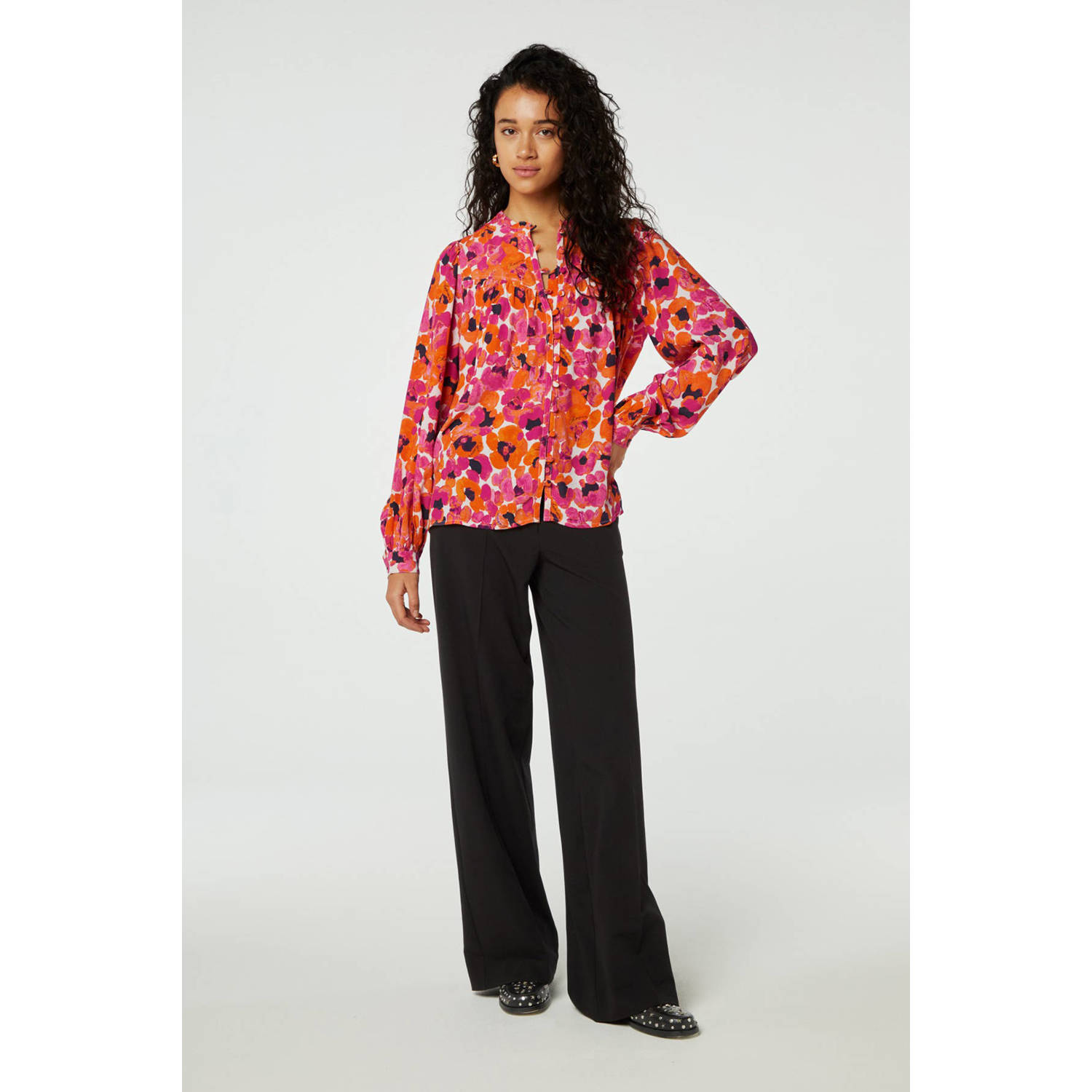 Fabienne Chapot gebloemde blouse roze oranje donkerblauw