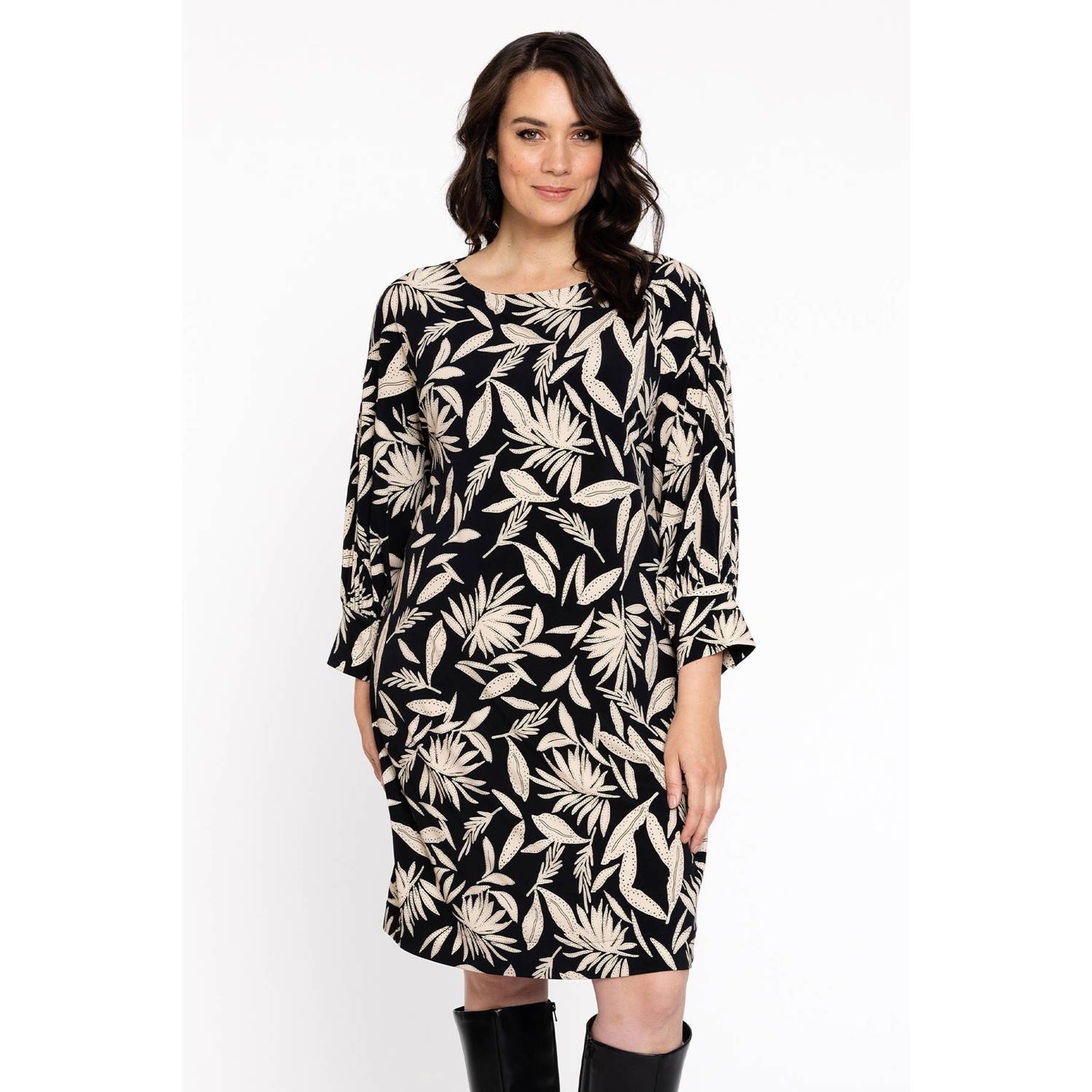 YOEK jurk DOLCE van travelstof met all over print zwart beige