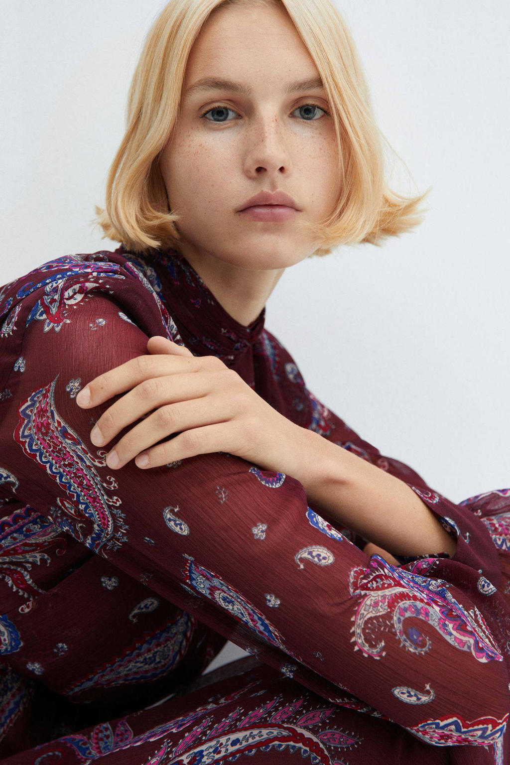 Mango - Plissé midi-jurk met V-hals, lange mouwen en fijne bloemenprint in bruin Mango - Plissé midi-jurk met V-hals, lange mouwen en fijne bloemenprint in bruin