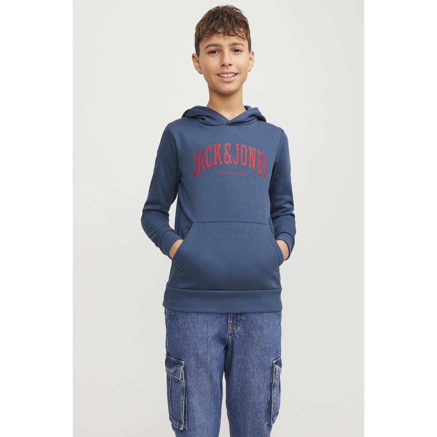 JACK & JONES JUNIOR hoodie JJEJOSH SWEAT HOOD SN JNR met tekst blauw rood