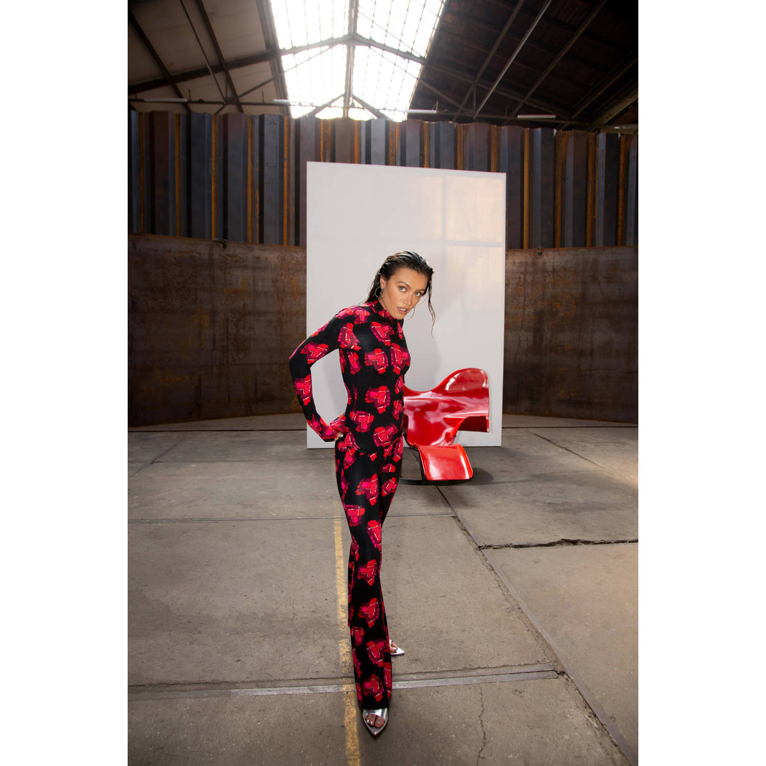 Refined Department high waist flared broek met all over print zwart rood