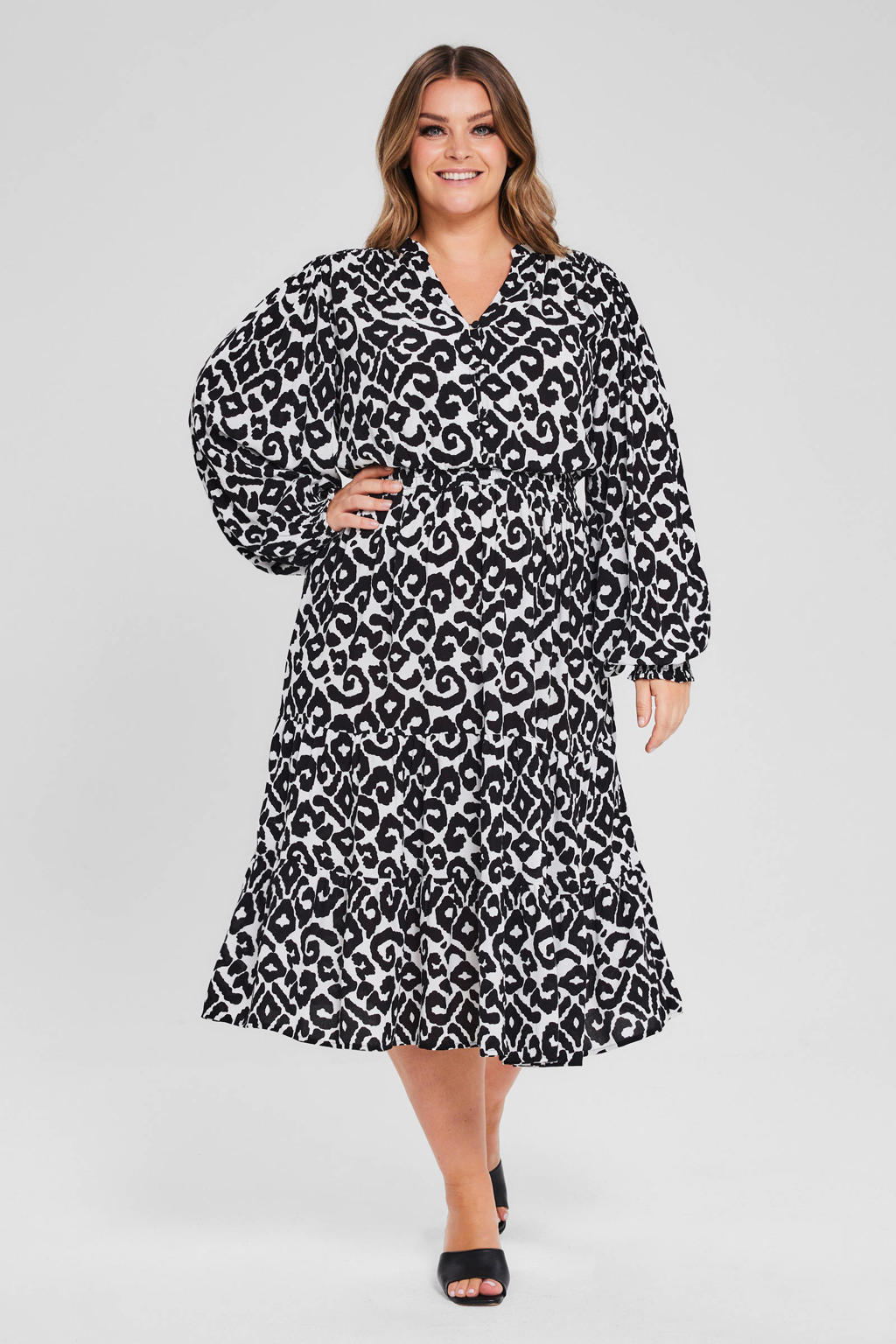 Wit en zwarte dames Miljuschka by Wehkamp midi jurk van viscose met lange mouwen, V-hals en knoopsluiting