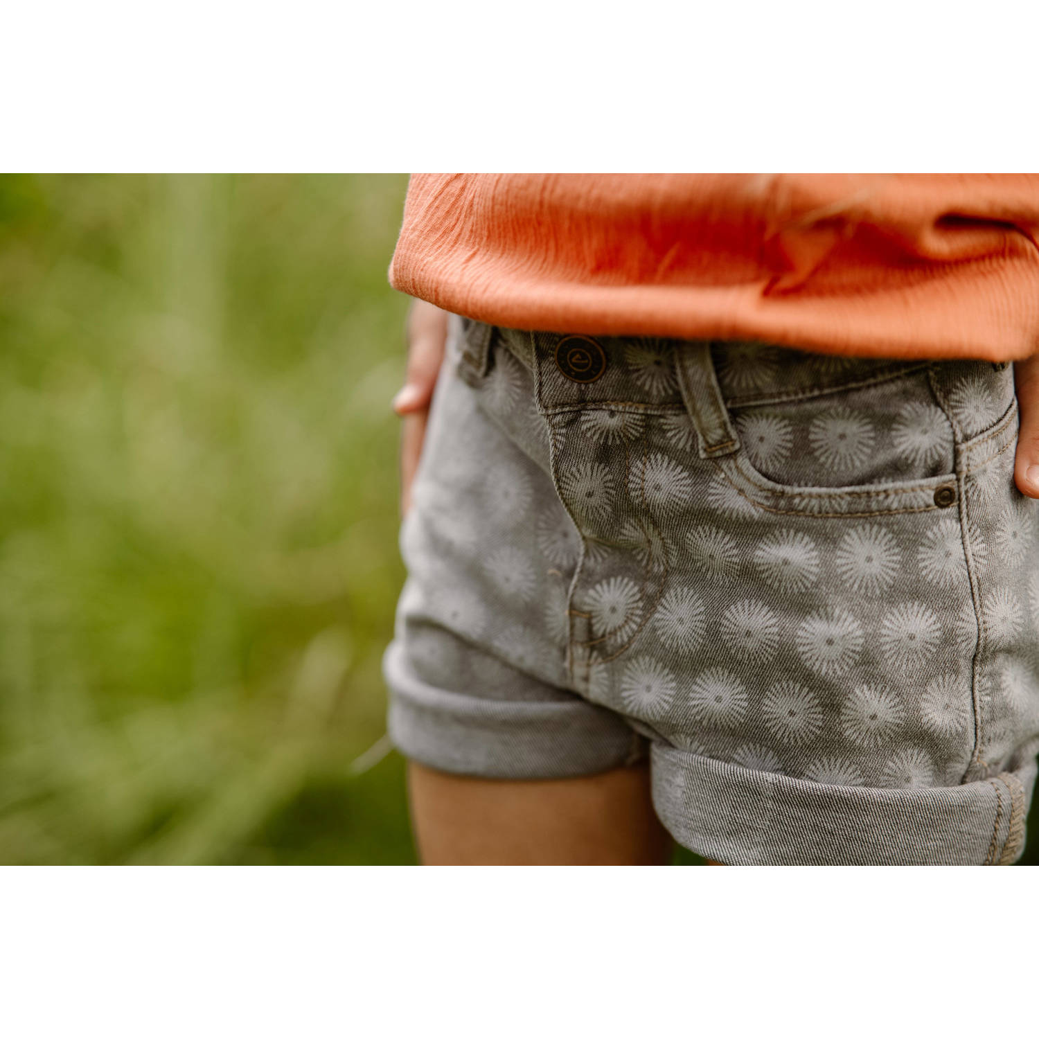 Daily7 denim short met all over print grey denim