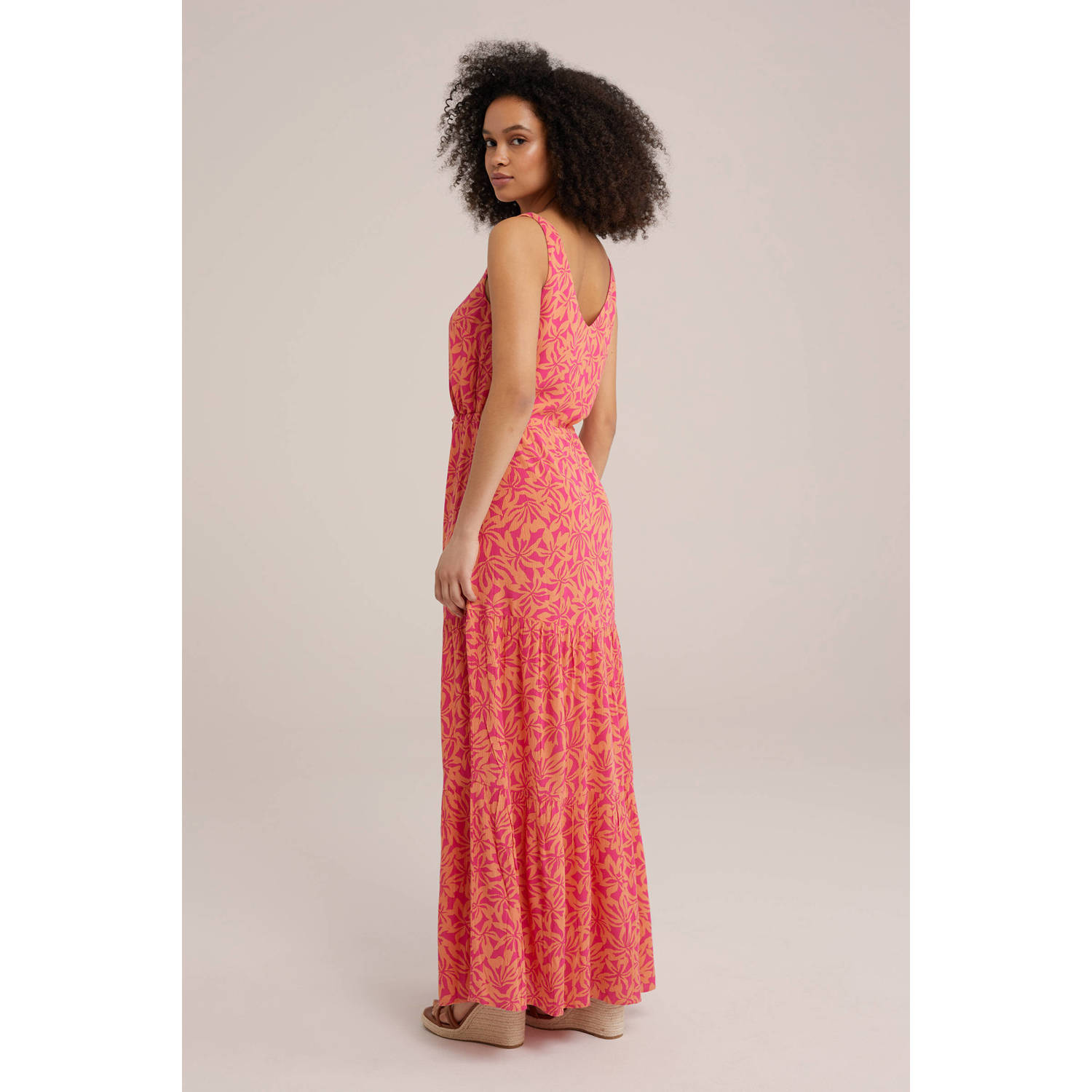 WE Fashion maxi jurk met all over print en volant met open rug roze oranje