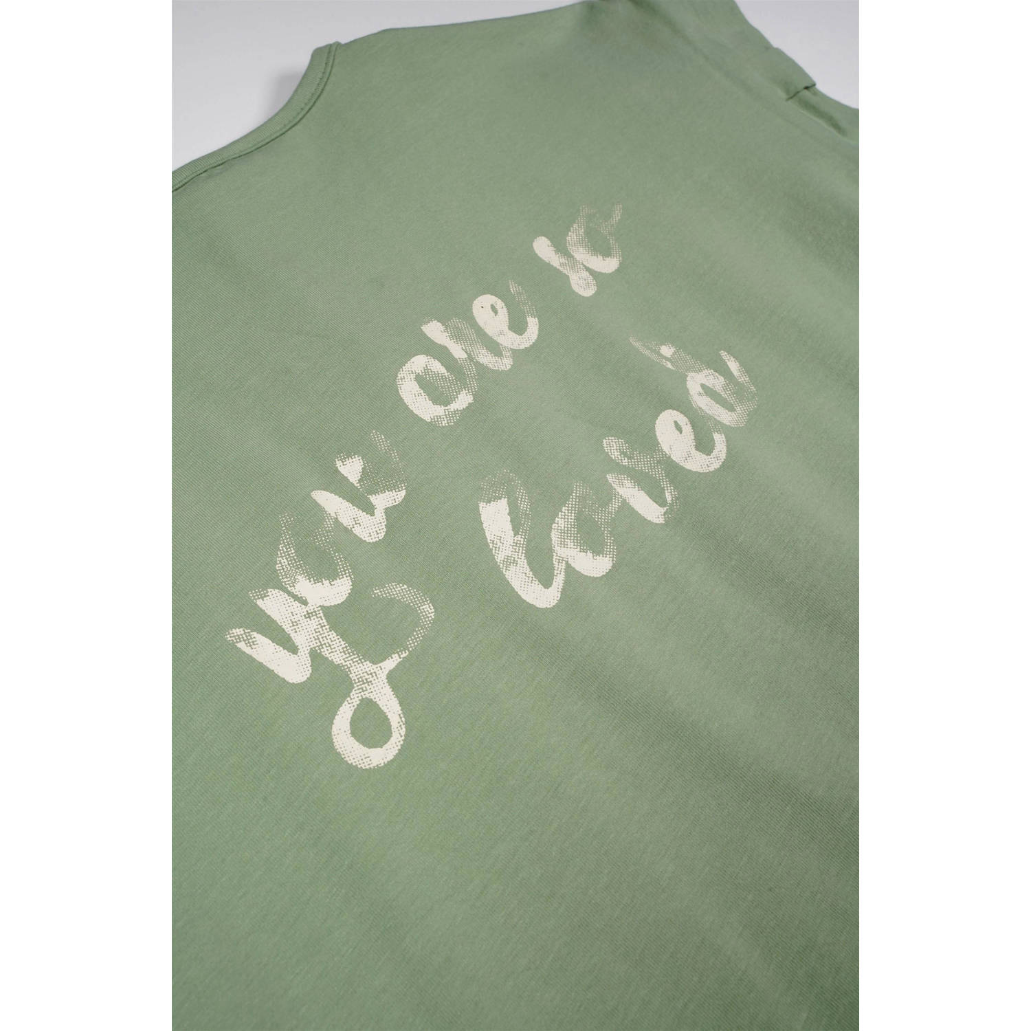 NONO T-shirt Kamelle met backprint en ruches saliegroen