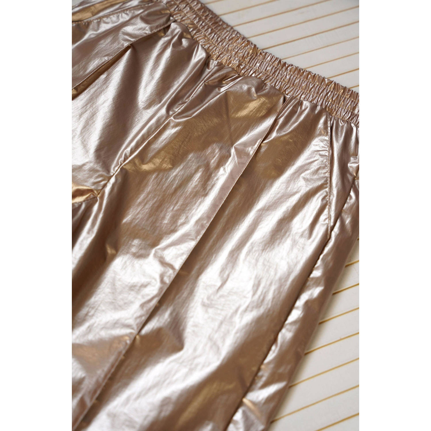 B.Nosy metallic tapered fit broek Bette rozegoud