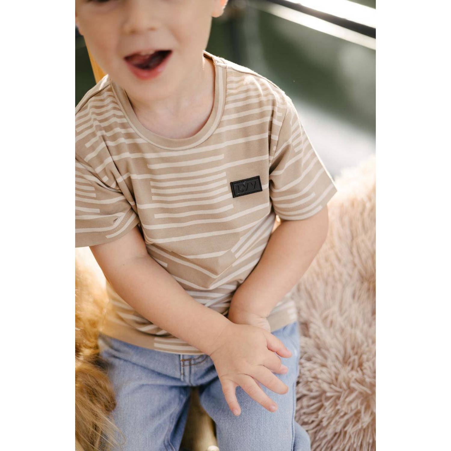 LEVV T-shirt MASON met all over print kameel wit