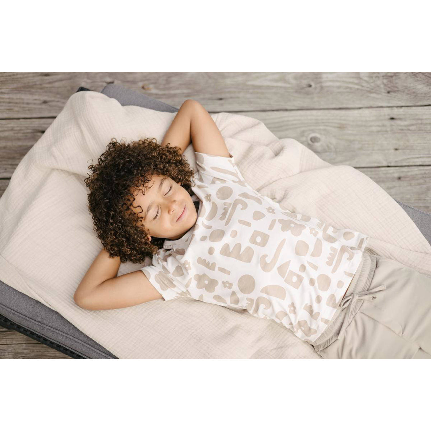 LEVV T-shirt KEJE met all over print beige bruin