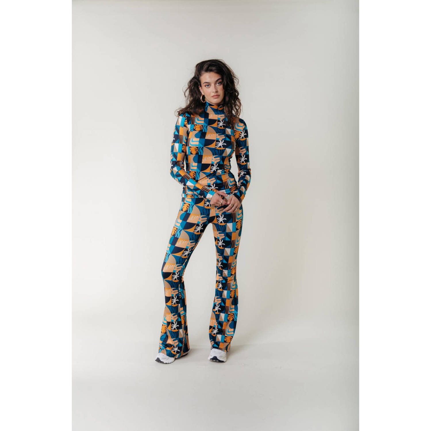 Colourful Rebel high waist flared broek Scenery met grafische print oranje blauw