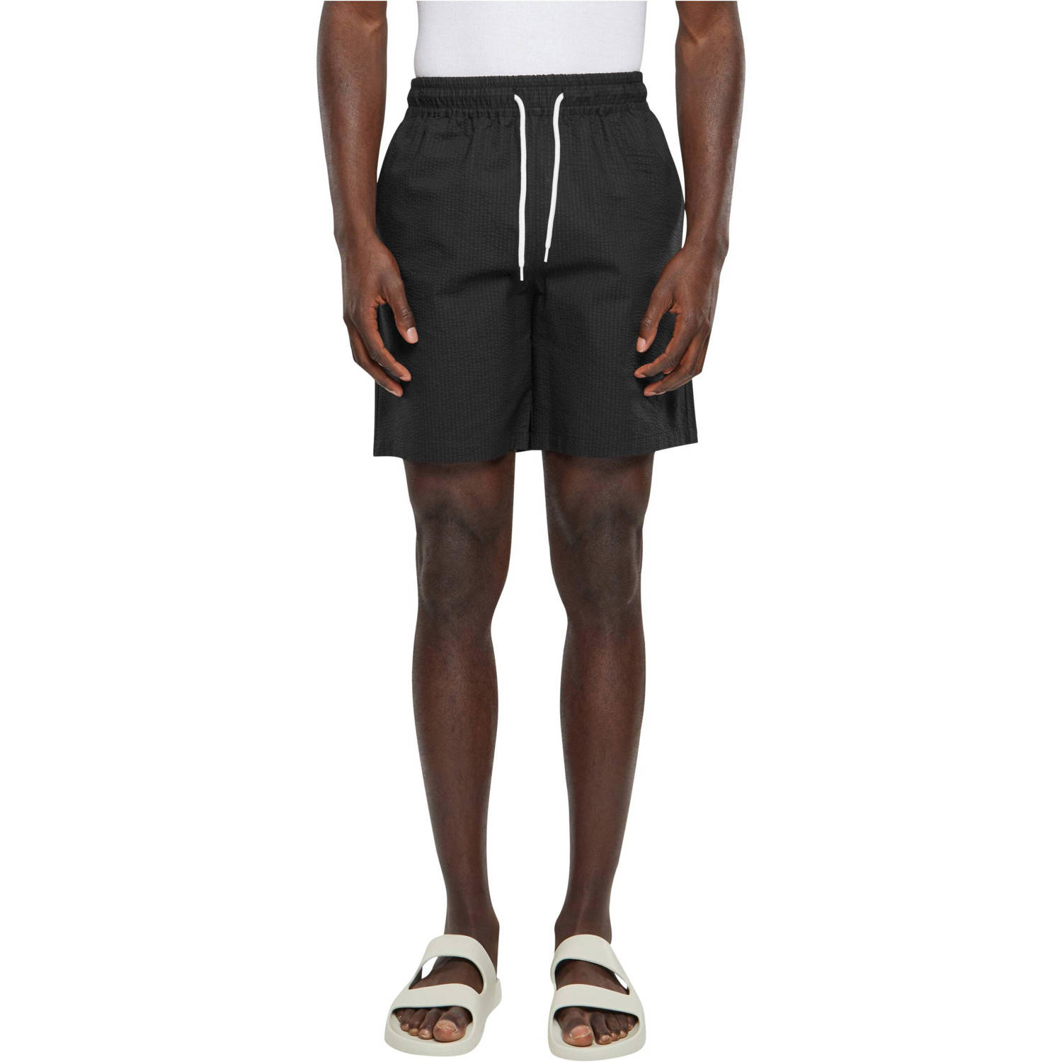 Urban Classics gestreepte regular fit short zwart