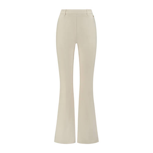 NIKKIE high waist flared broek van gerecycled polyester wit