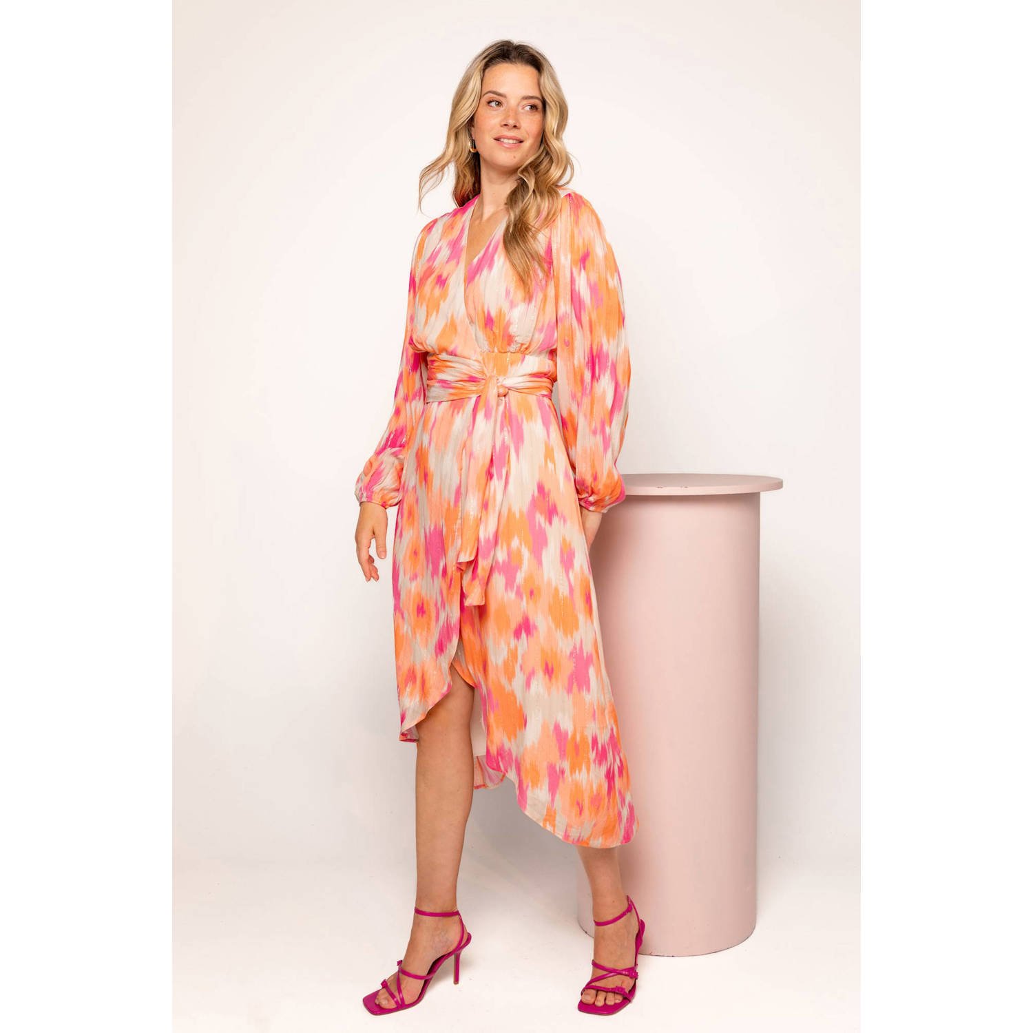 Freebird wikkeljurk met all over print oranje roze beige