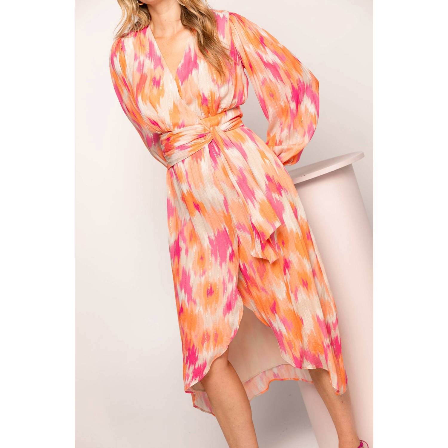 Freebird wikkeljurk met all over print oranje roze beige