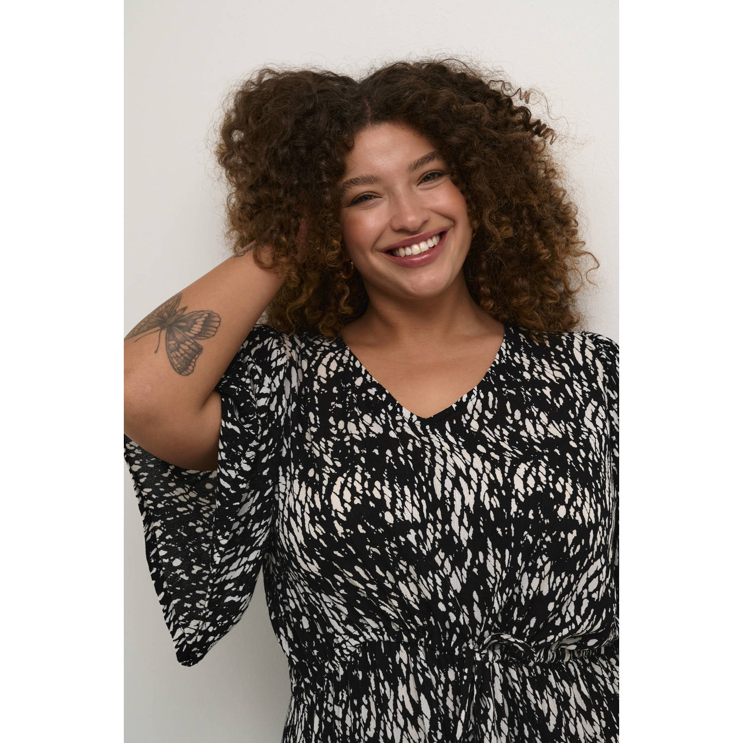 Kaffe Curve jurk met all over print en ceintuur zwart wit