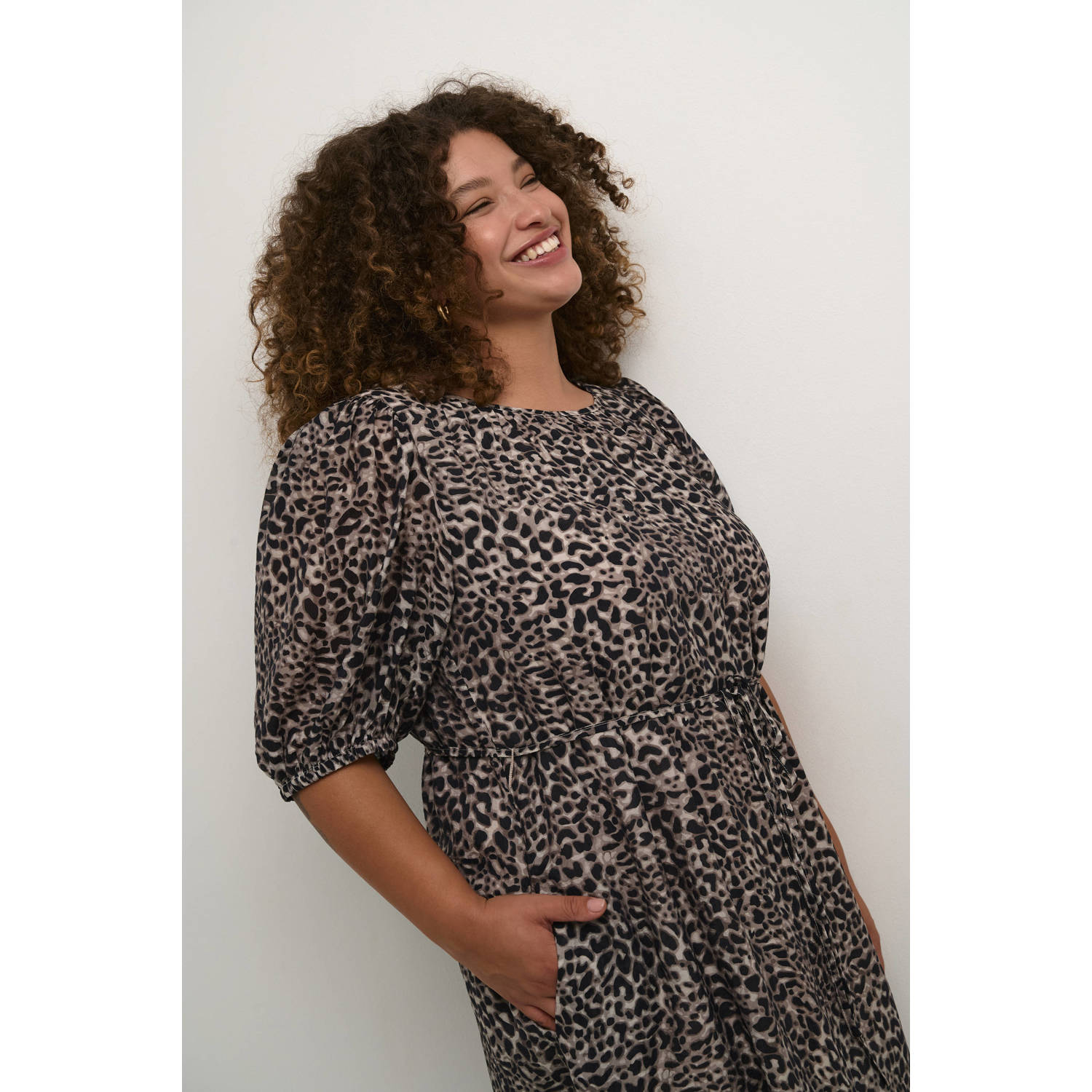Kaffe Curve A-lijn jurk KCVITANA met panterprint en open detail beige zwart