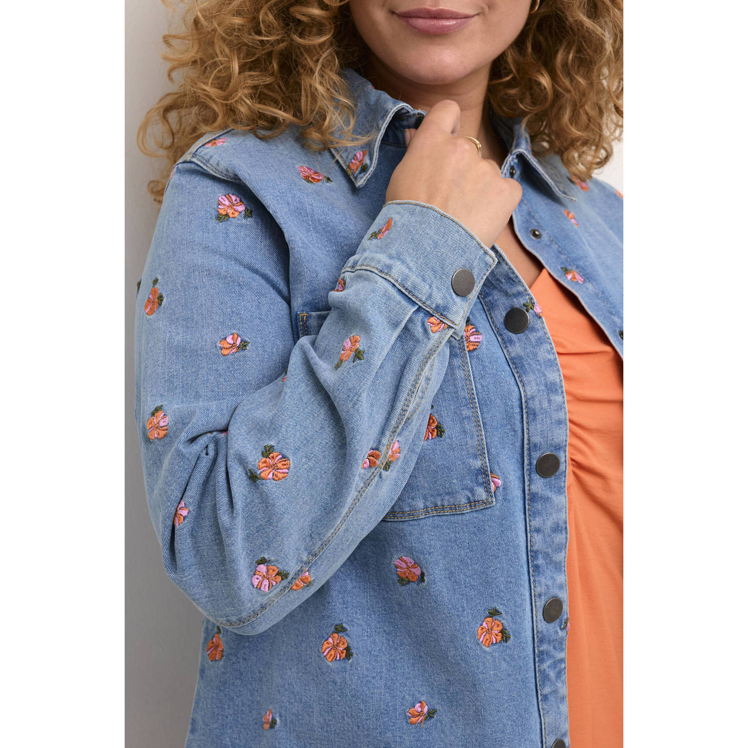 Kaffe Curve gebloemde denim blouse medium blue denim