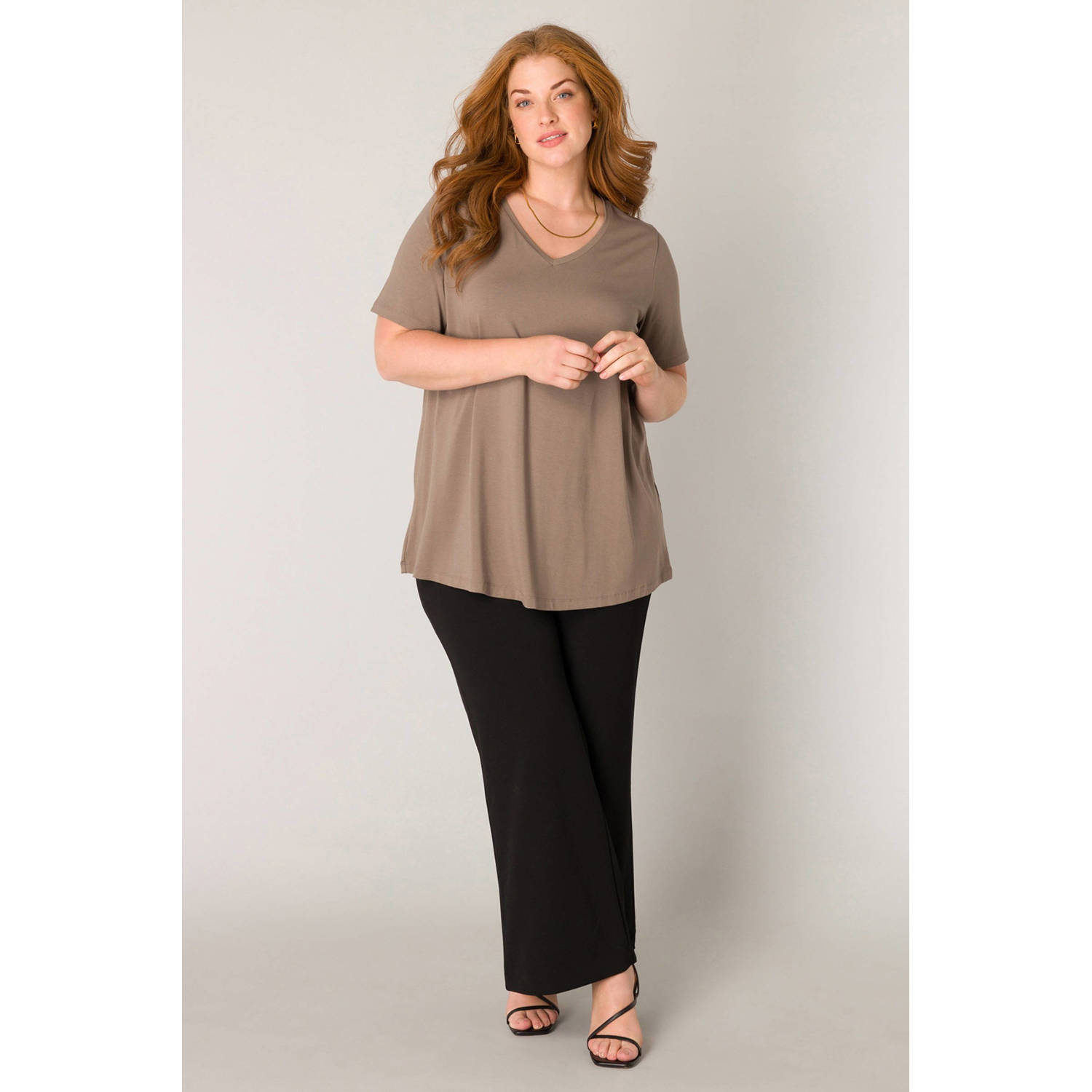 Base Level Curvy Shirttop met een elegante v-hals