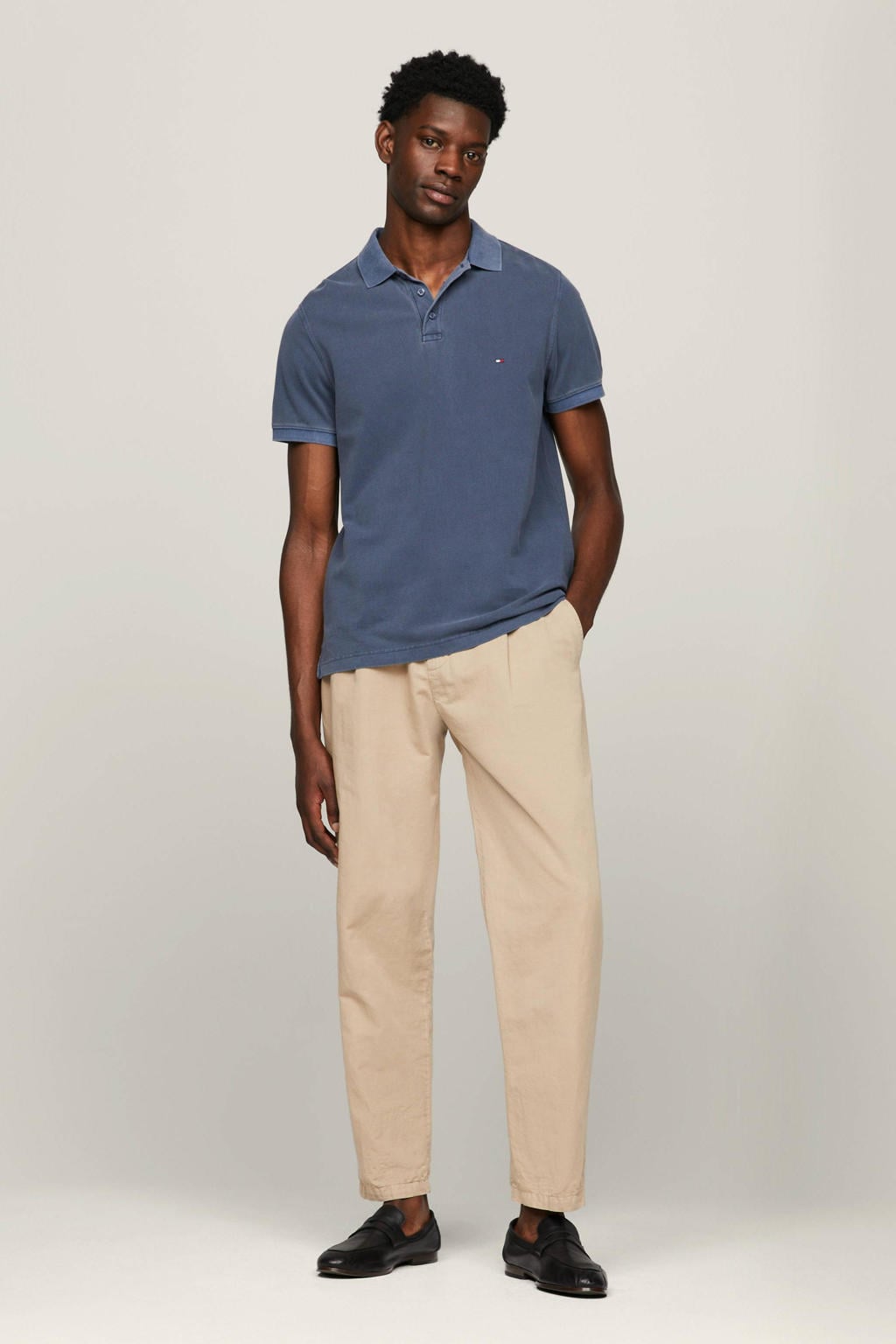 Donkerblauwe heren Tommy Hilfiger polo faded indigo van katoen met logo dessin, korte mouwen en klassieke kraag