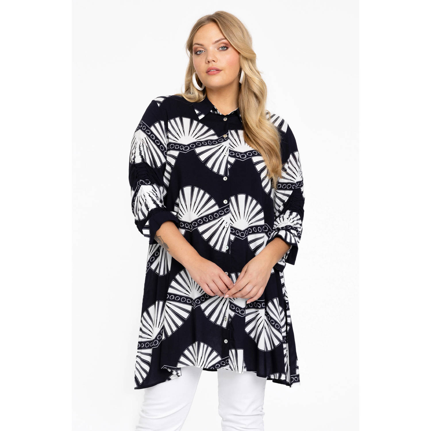 Yoek blouse met all over print donkerblauw wit