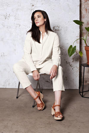 slim fit pantalon van travelstof creme