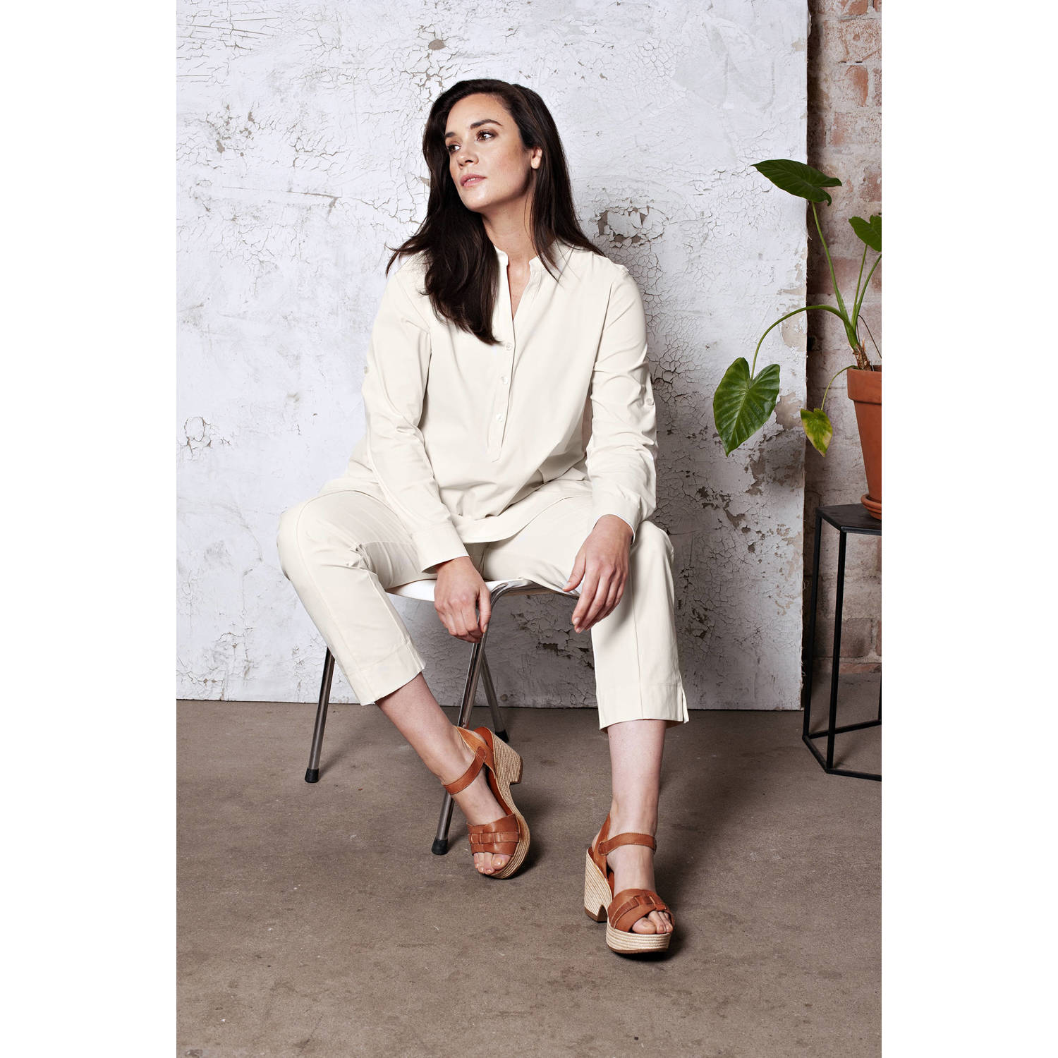 Plus Basics slim fit pantalon van travelstof creme