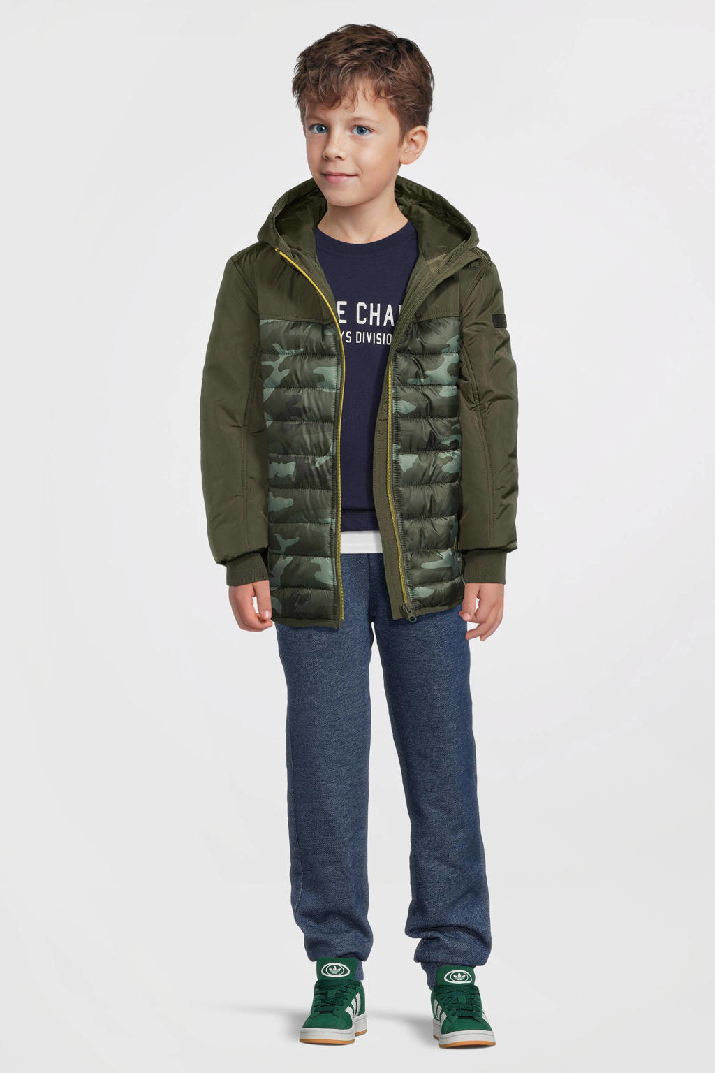 Kakikleurige jongens Anytime softshell jas van polyester met camouflageprint, lange mouwen, capuchon en ritssluiting