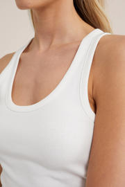 thumbnail: WE Fundamentals singlet wit