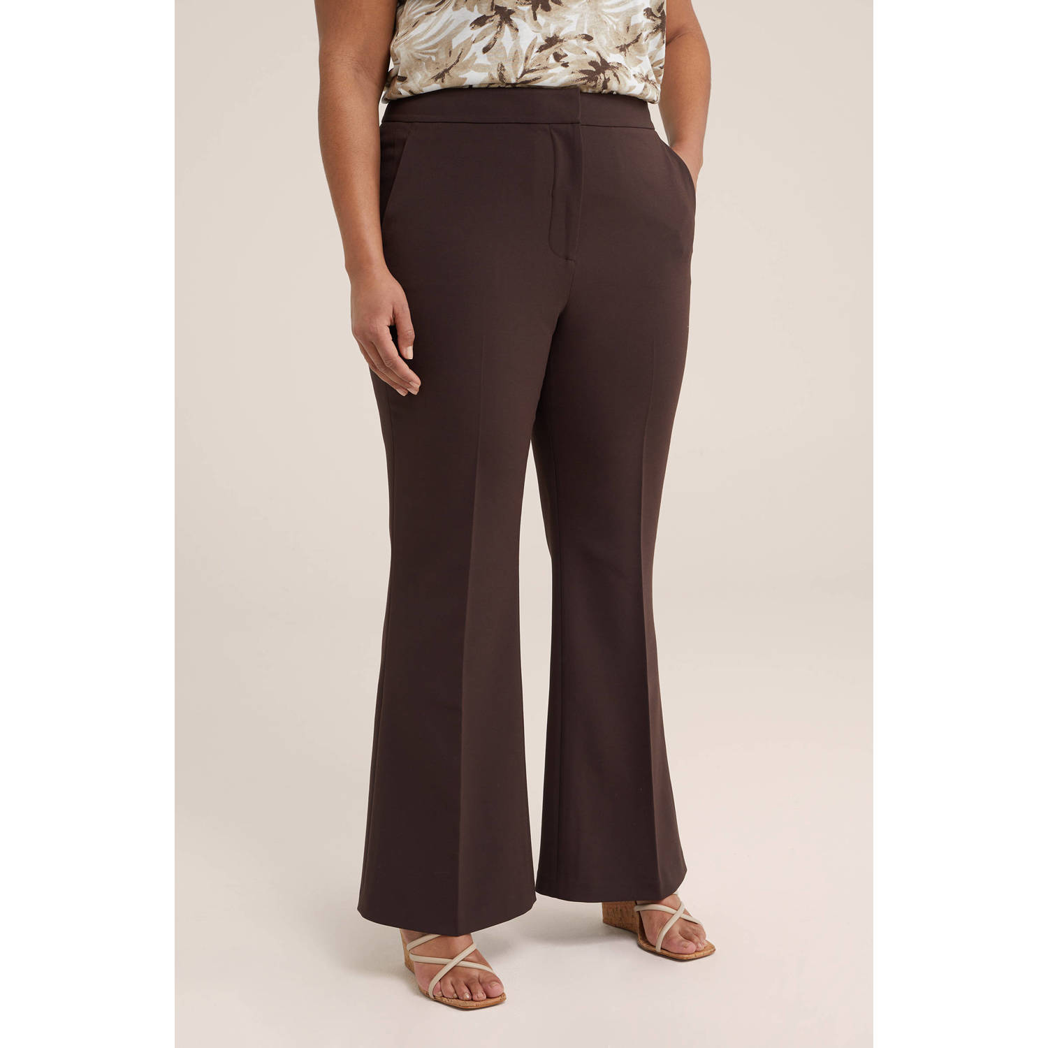 WE Fashion Curve flared pantalon donkerbruin