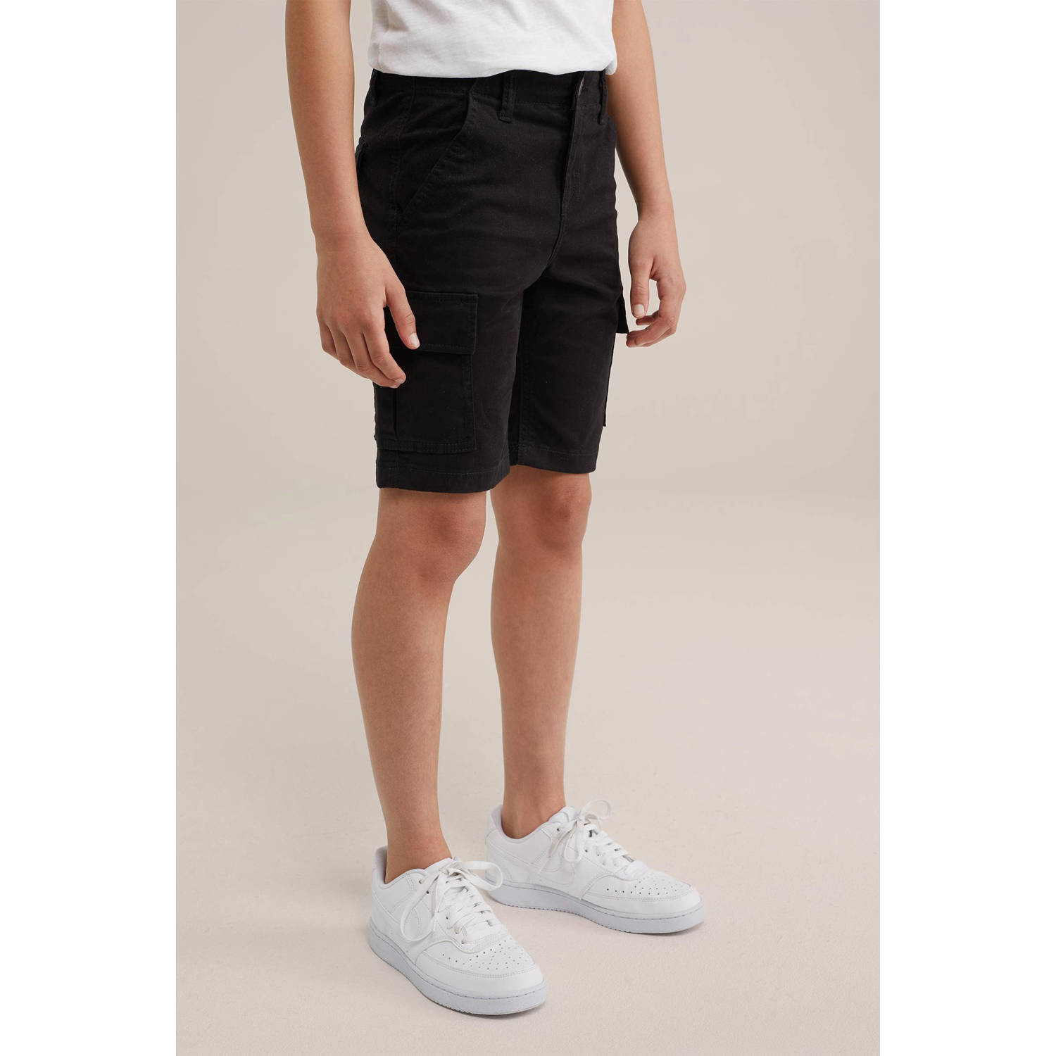 WE Fashion tapered fit cargo short zwart